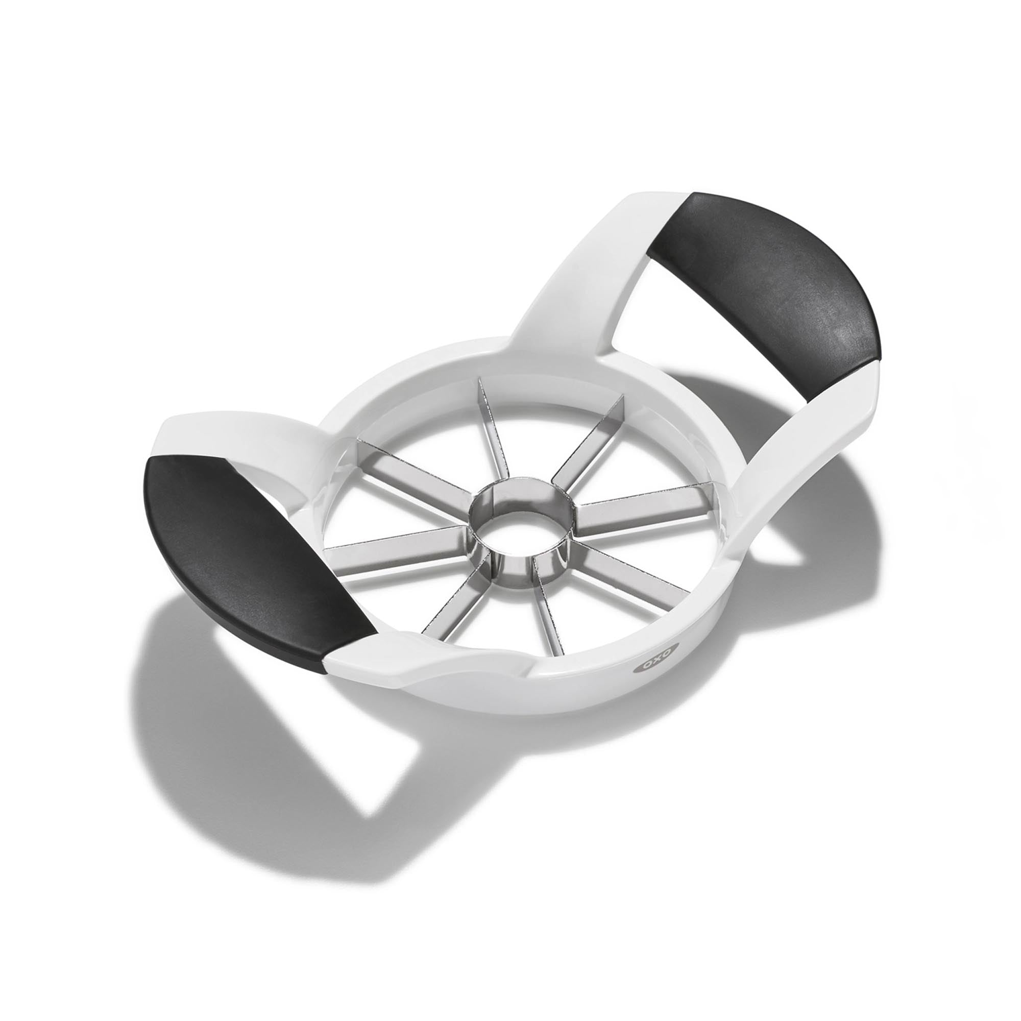 Praktischer OXO Apfelteiler in Schwarz-Weiß: Hochwertiger Edelstahl, ergonomischer Griff, ideal für gleichmäßige 8 Apfelstücke. Ein Must-Have!