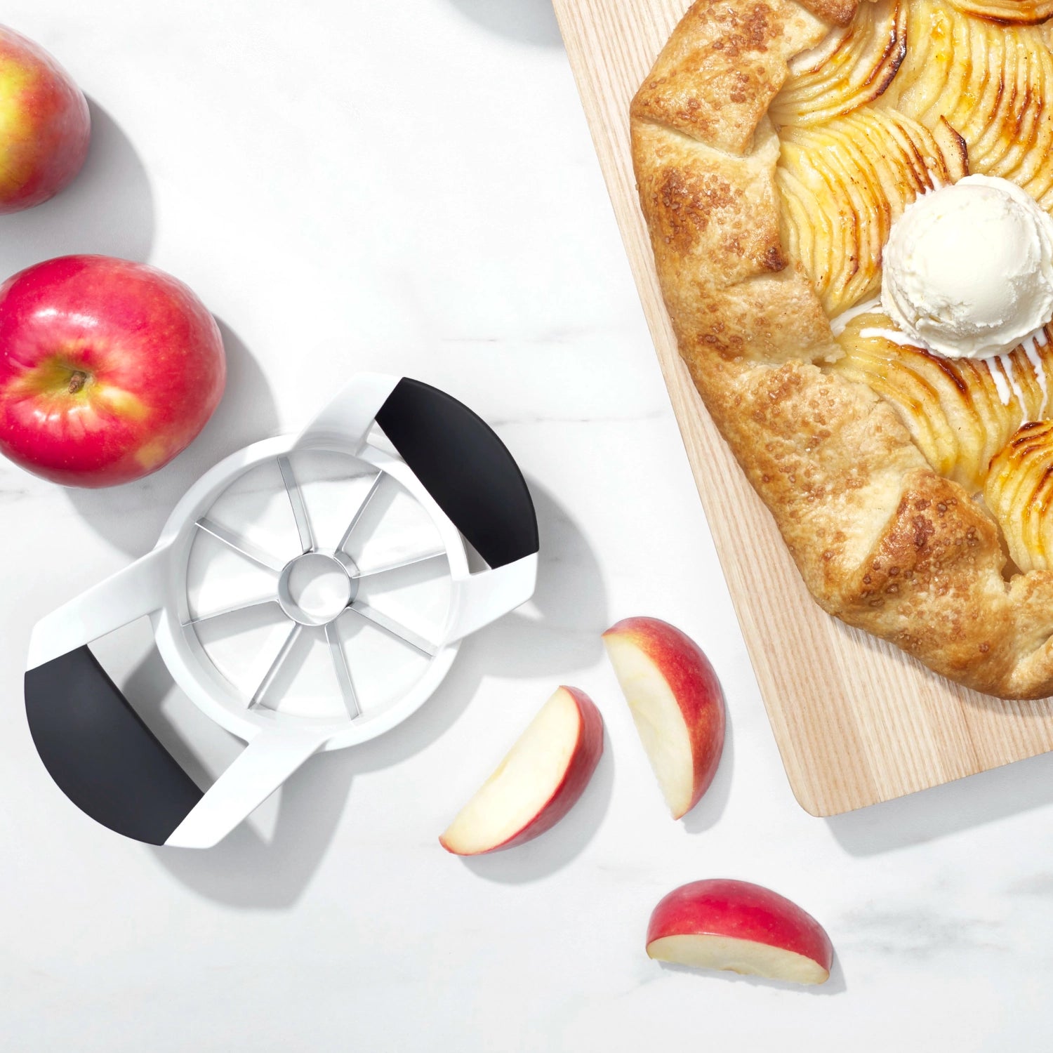 Eleganter Apfelteiler von OXO in Schwarz-Weiß, ideal zum schnellen und sauberen Teilen von Äpfeln in 8 perfekte Stücke für gesunde Snacks.