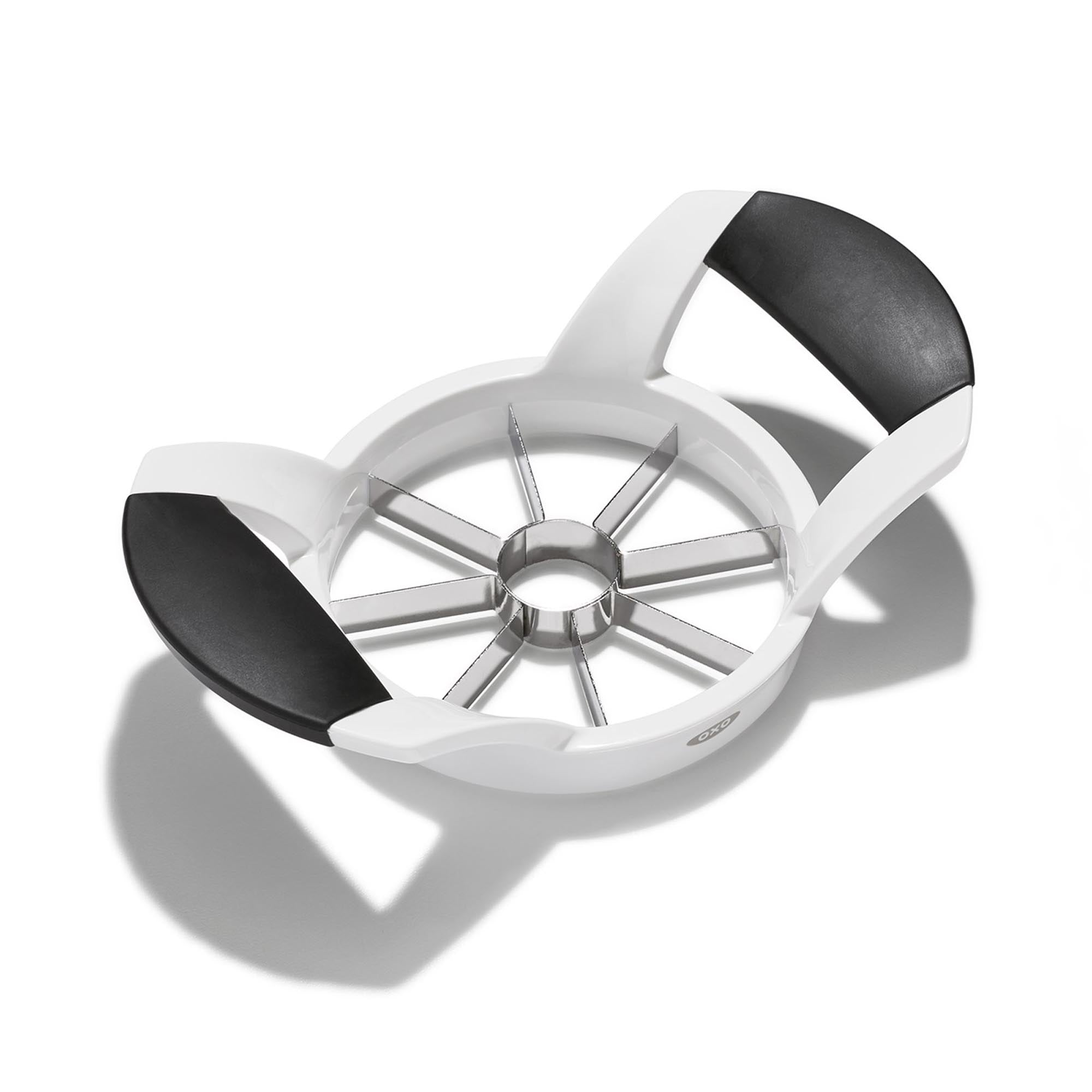 Eleganter OXO Apfelteiler: Edelstahl, ergonomisch, spülmaschinenfest. Perfekt für 8 gleichmässige Apfelstücke.