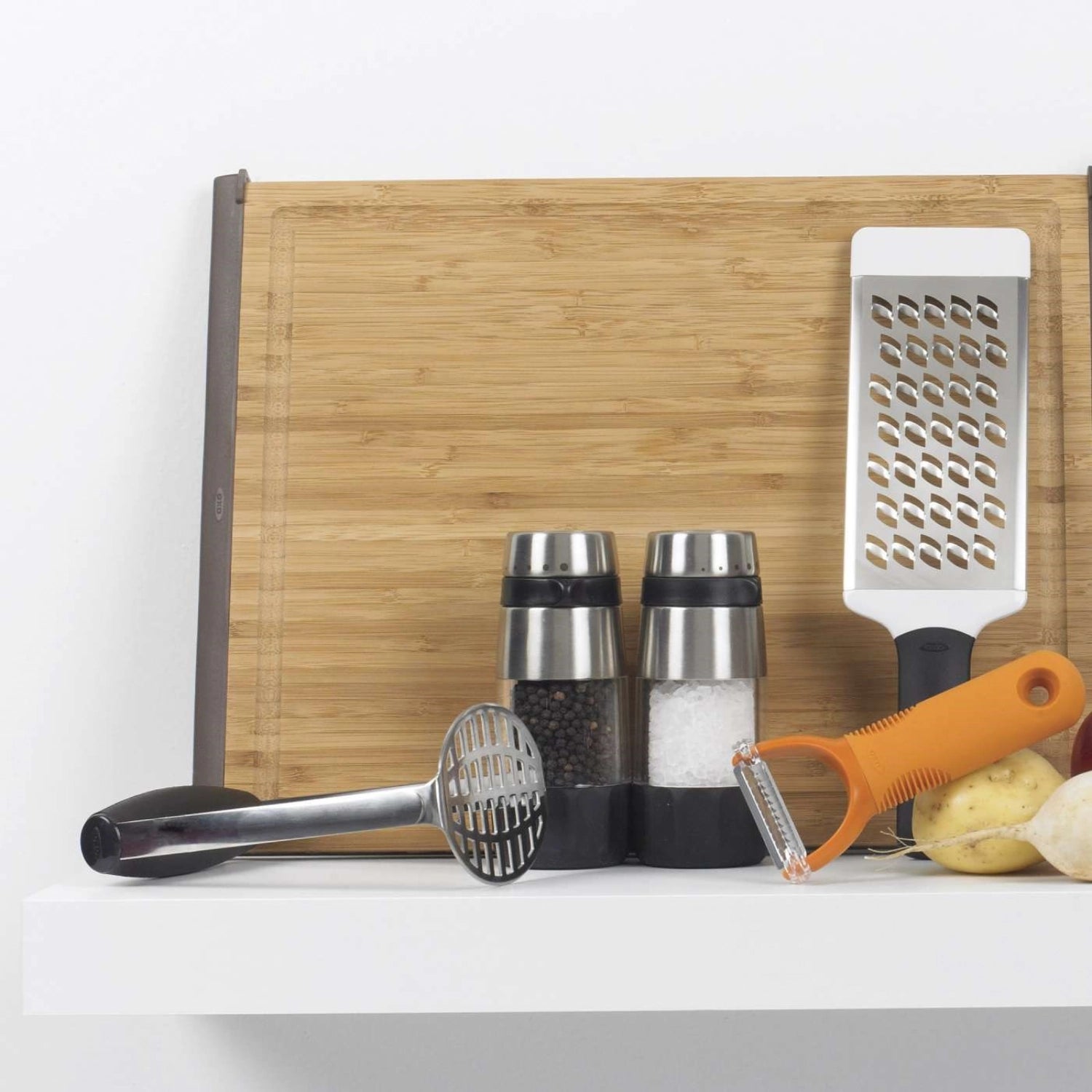 Der OXO Good Grips Kartoffelstampfer Smooth 15.2 cm vereinfacht das Zubereiten von Pürees mit ergonomischem Design und langlebigem Edelstahl.