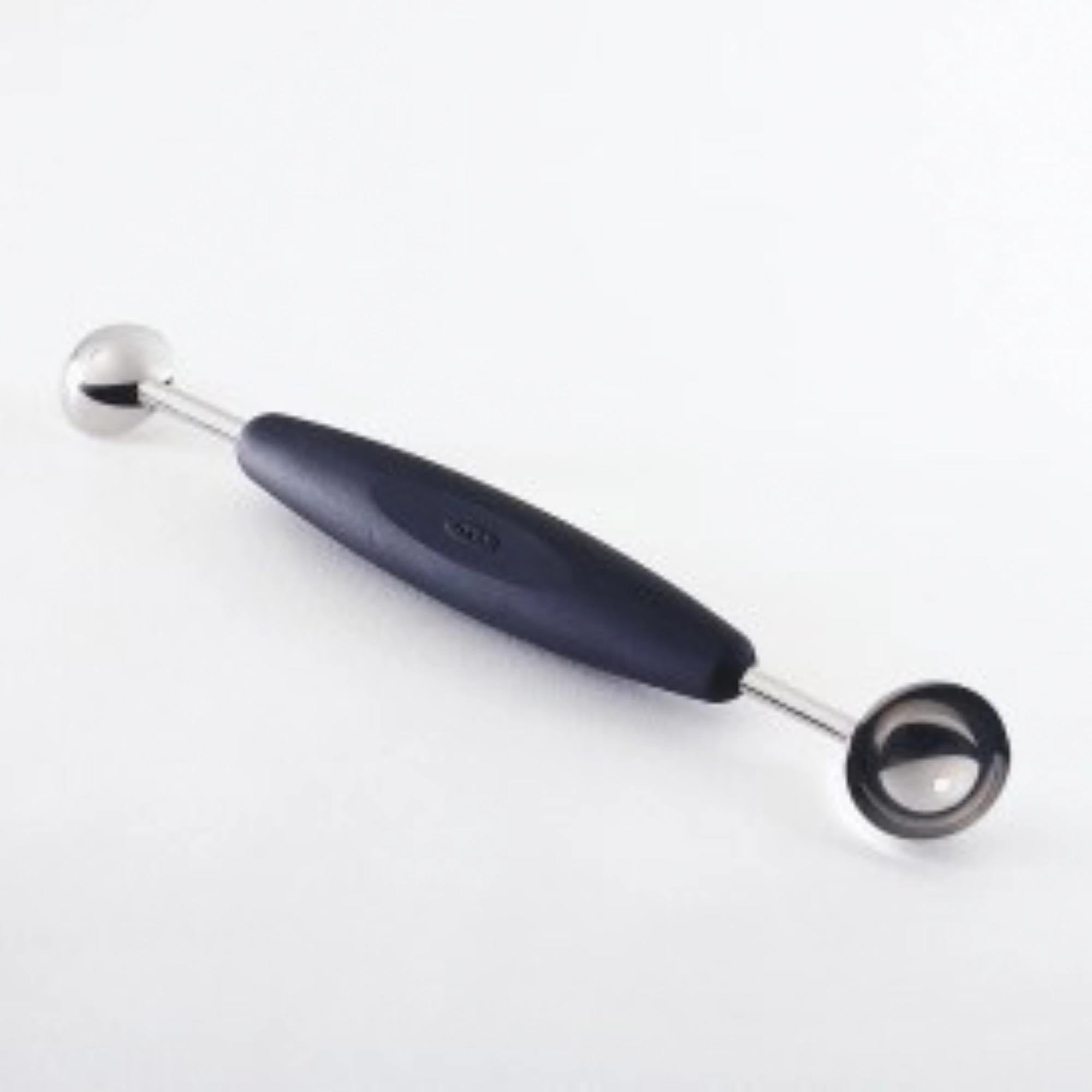 Schwarzer Kugelausstecher von OXO: Perfekt für frische Obstkugeln, ideal für Salate und Cocktails. Hochwertig, langlebig und spülmaschinenfest.