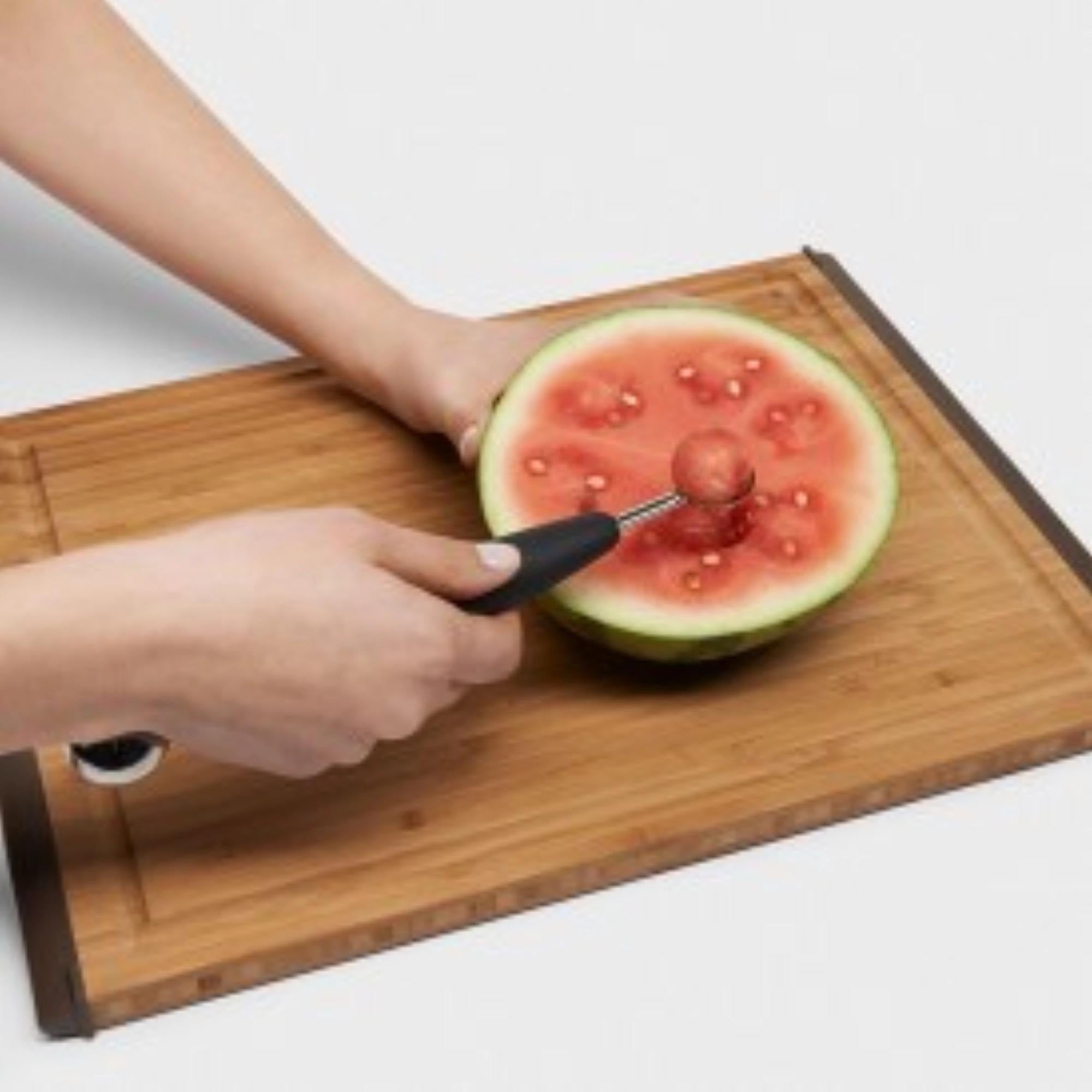 OXO Kugelausstecher für Früchte: Hochwertiger Küchenhelfer für perfekte Obstkugeln. Elegantes Design, leicht zu reinigen und ideal für kreative Gerichte.