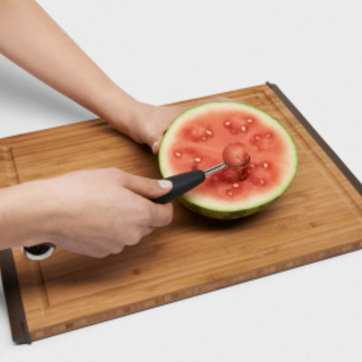 Kugelausstecher für Früchte, schwarz in Schwarz präsentiert im Onlineshop von KAQTU Design AG. Küchenhelfer ist von OXO