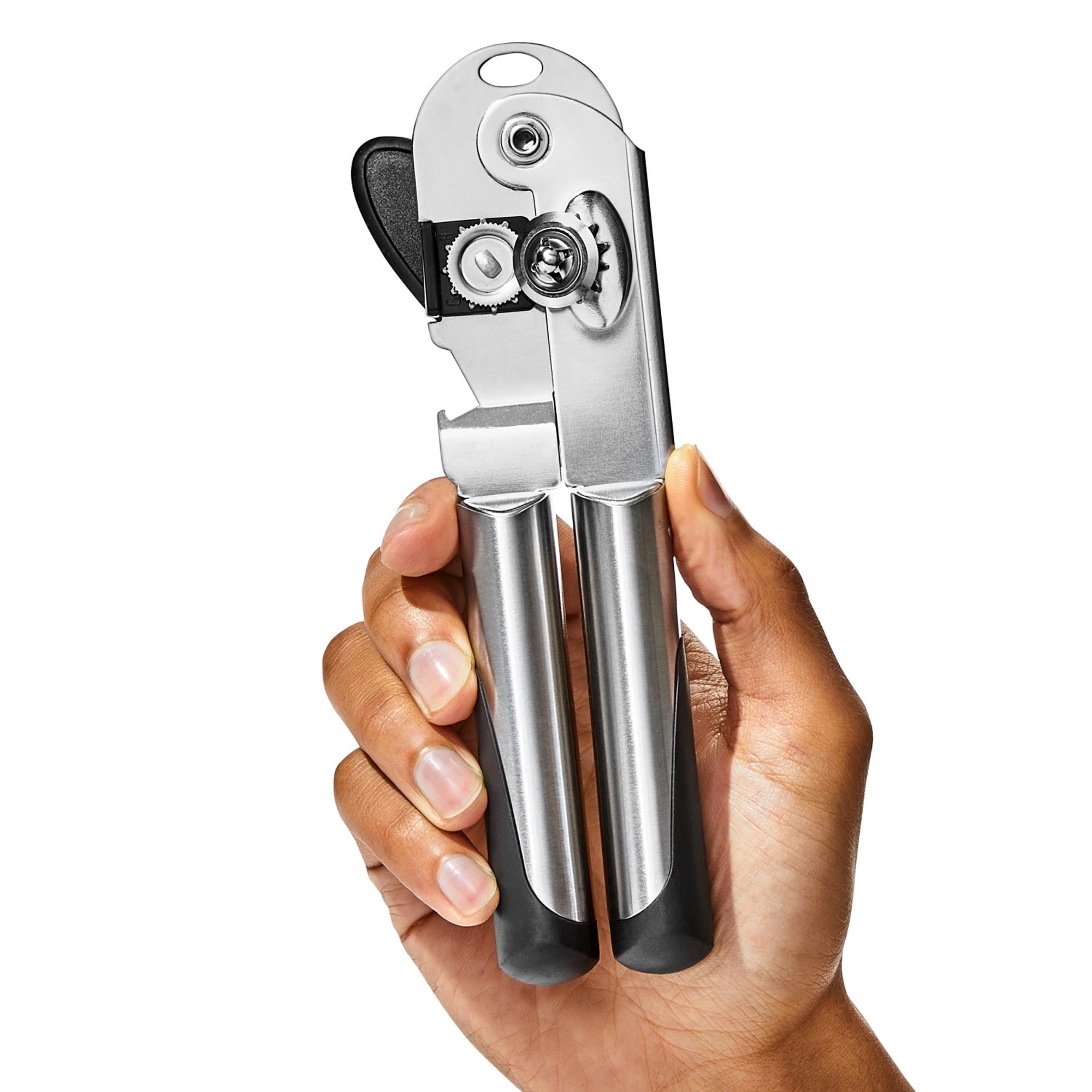 Der OXO Good Grips Dosenöffner vereinfacht das Öffnen von Dosen mit seinem ergonomischen Griff und der sicheren, hygienischen Edelstahlkonstruktion.