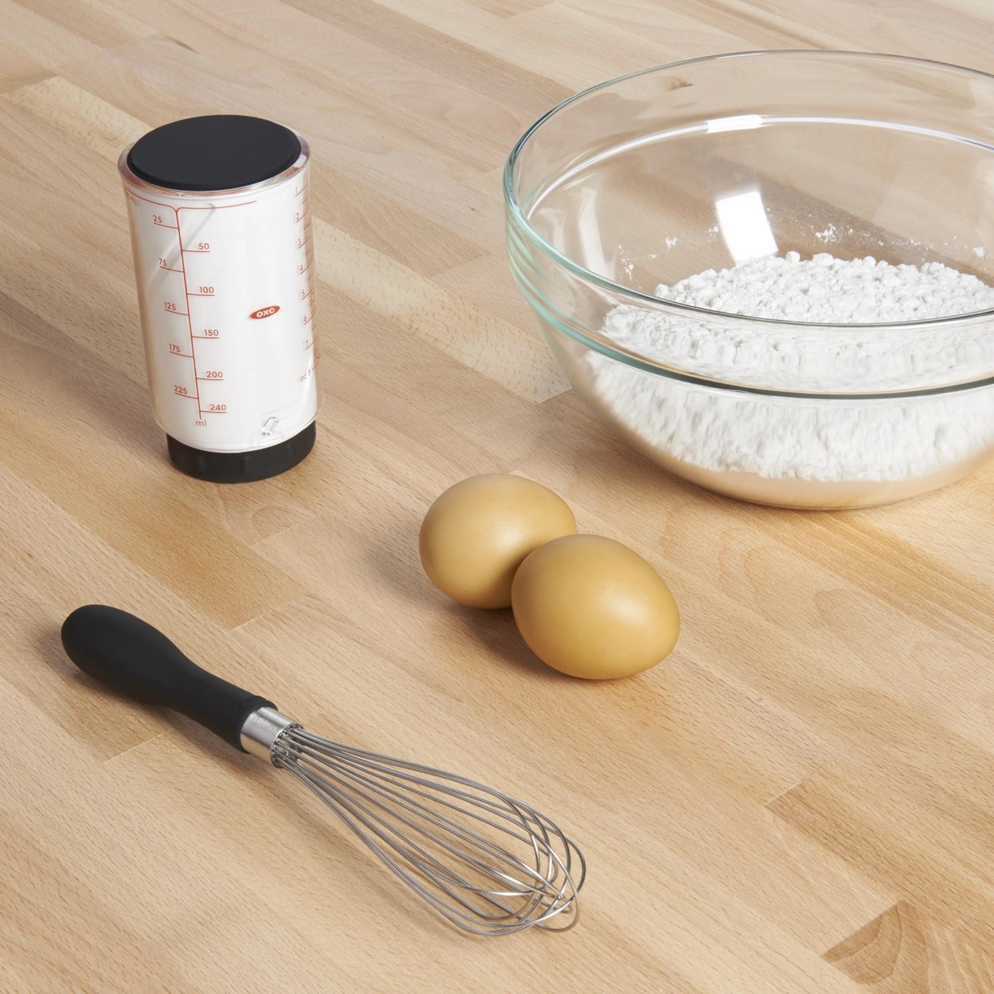 OXO Schneebesen 22 cm: Ergonomisch, langlebig, ideal für Backen.