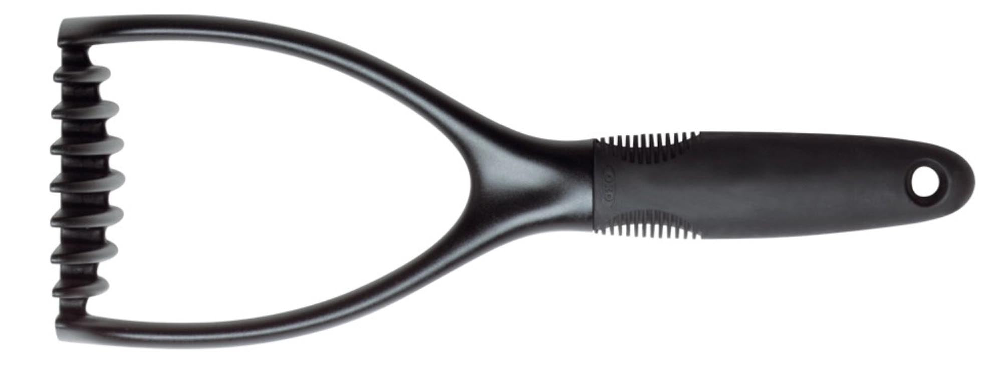 Entdecken Sie den OXO Nylon Kartoffelstampfer in elegantem Schwarz. Ideal für Kartoffelpüree, hitzebeständig, spülmaschinenfest und ergonomisch.