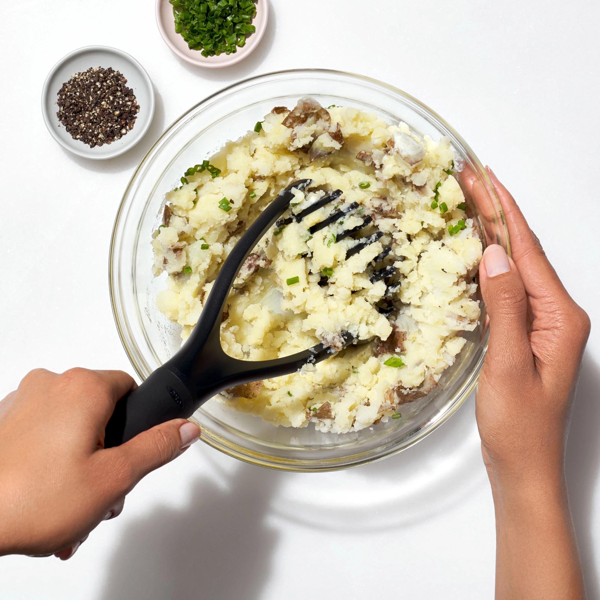 Der OXO Nylon Kartoffelstampfer in stilvollem Schwarz ist perfekt für die einfache Zubereitung von Pürees und bietet ergonomischen Komfort und Langlebigkeit.