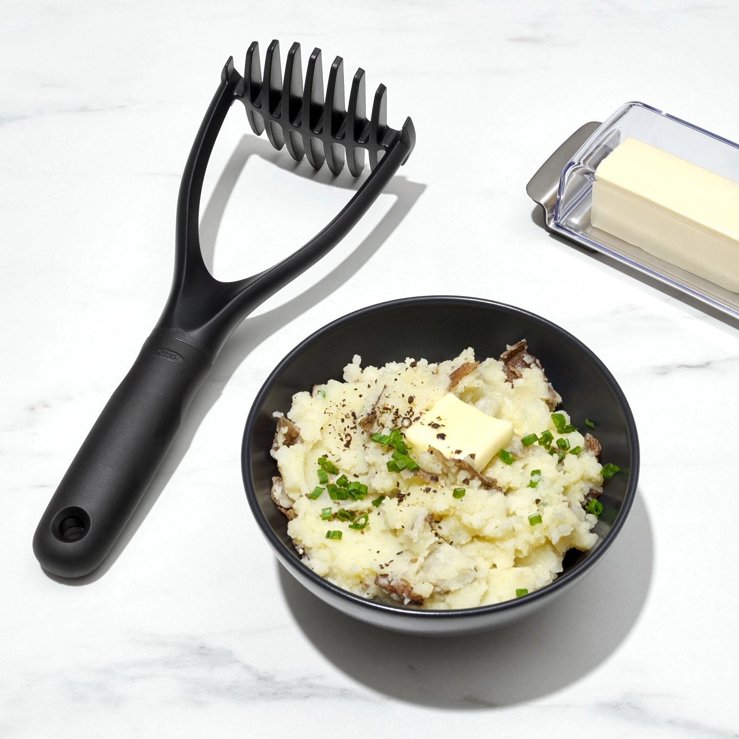 Schwarzer Nylon Kartoffelstampfer von OXO, ideal zum einfachen Stampfen von Kartoffeln und anderen Gemüsesorten, langlebig und ergonomisch.