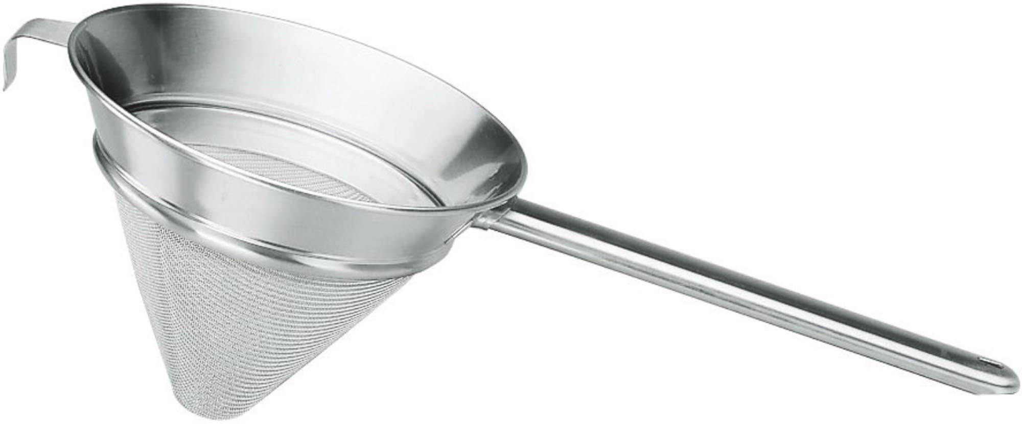 Entdecken Sie das Piazza Spitzsieb aus hochwertigem Edelstahl. Hygienisch, langlebig und mit feiner Maschenstruktur für präzises Abseihen. Ideal für Hobbyköche!