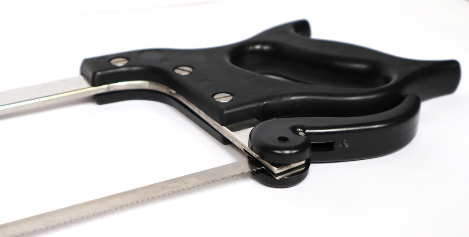 Entdecken Sie die 50cm Knochensäge von Piazza: Hochwertige Edelstahlkonstruktion, ergonomischer Griff, ideal für präzises Schneiden von Knochen und gefrorenem Fleisch.