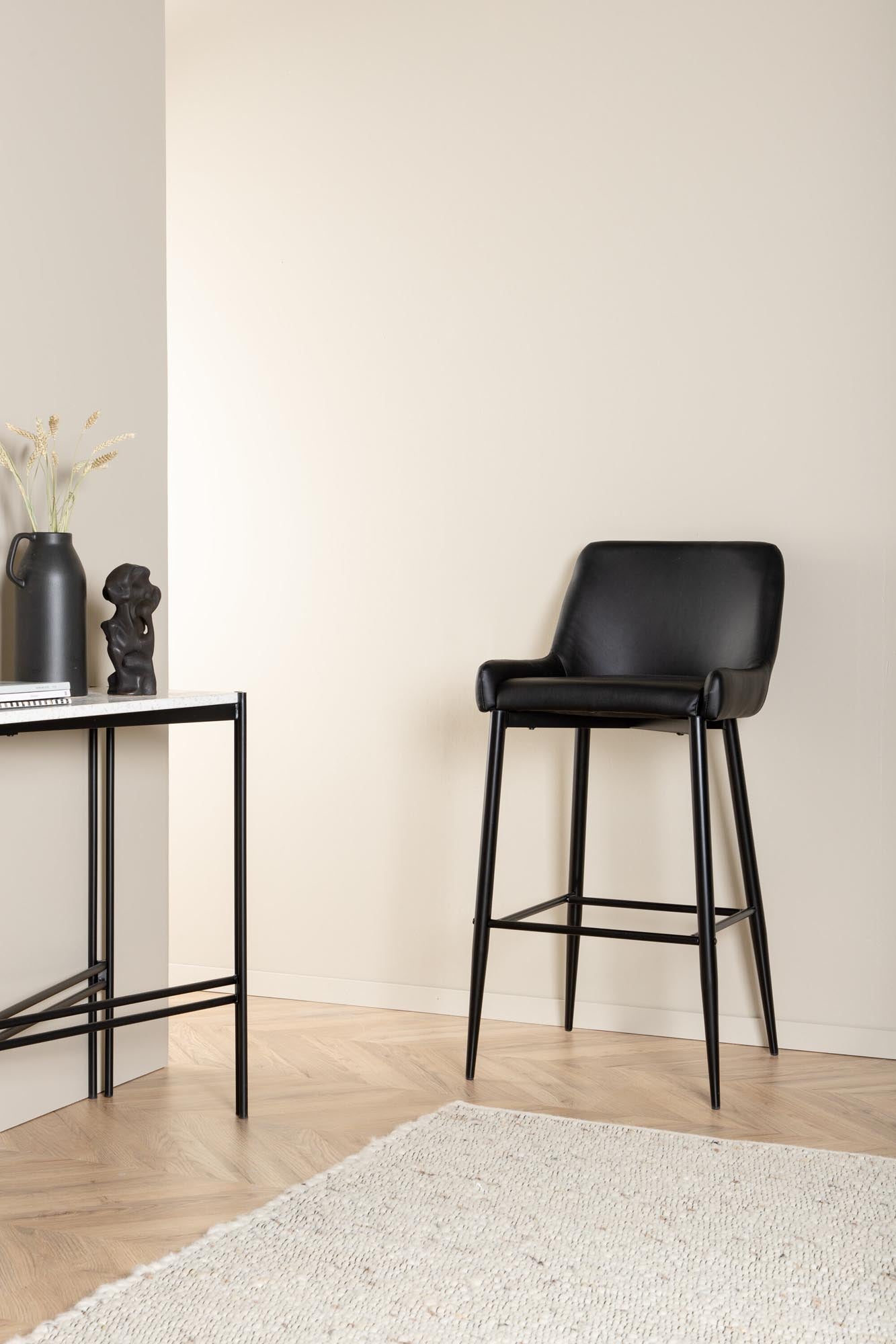 Plaza Barstuhl in Schwarz präsentiert im Onlineshop von KAQTU Design AG. Barstuhl ist von Venture Home