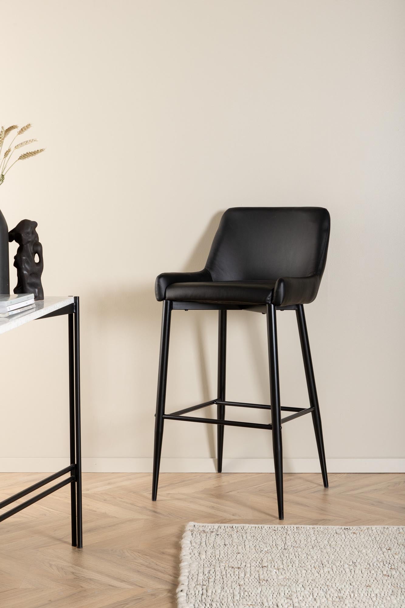 Plaza Barstuhl in Schwarz präsentiert im Onlineshop von KAQTU Design AG. Barstuhl ist von Venture Home