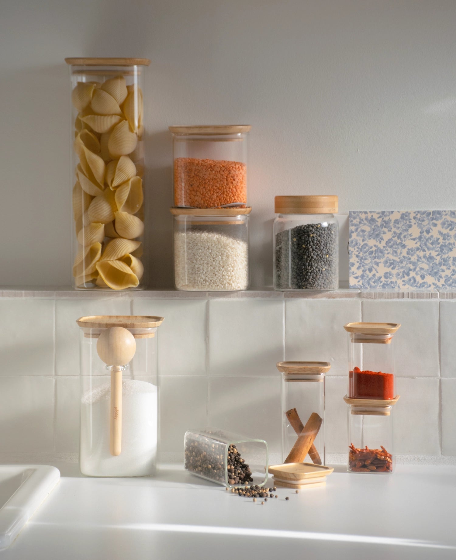 Praktisches 2er Set Pebbly Vorratsglas (24cl) mit elegantem Bambusdeckel. Perfekt für die stilvolle Aufbewahrung von Snacks und Gewürzen.