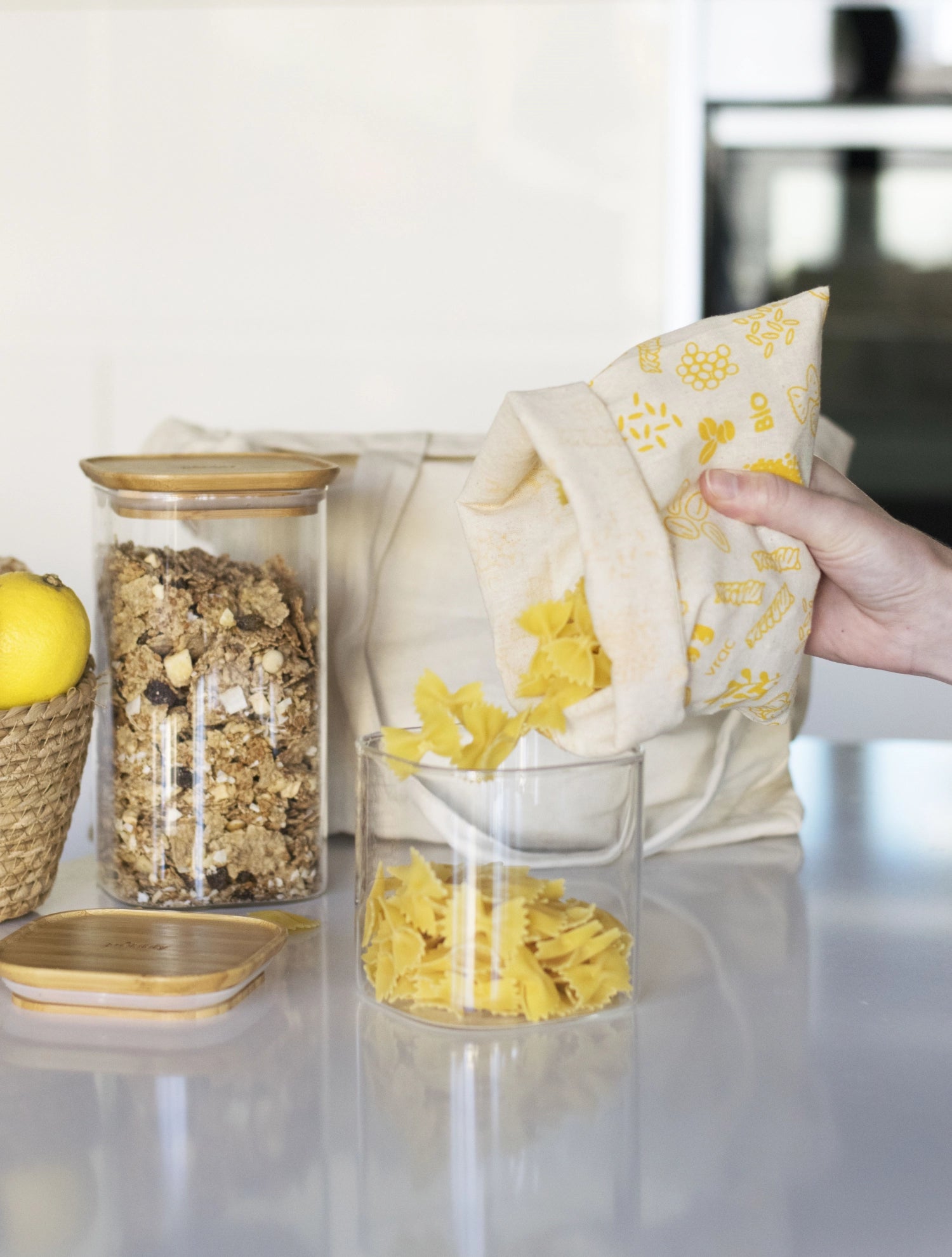 Optimale Aufbewahrung mit dem 2er Set Pebbly Vorratsglas. Hochwertiges Borosilikatglas und nachhaltiger Bambusdeckel für frische Lebensmittel.