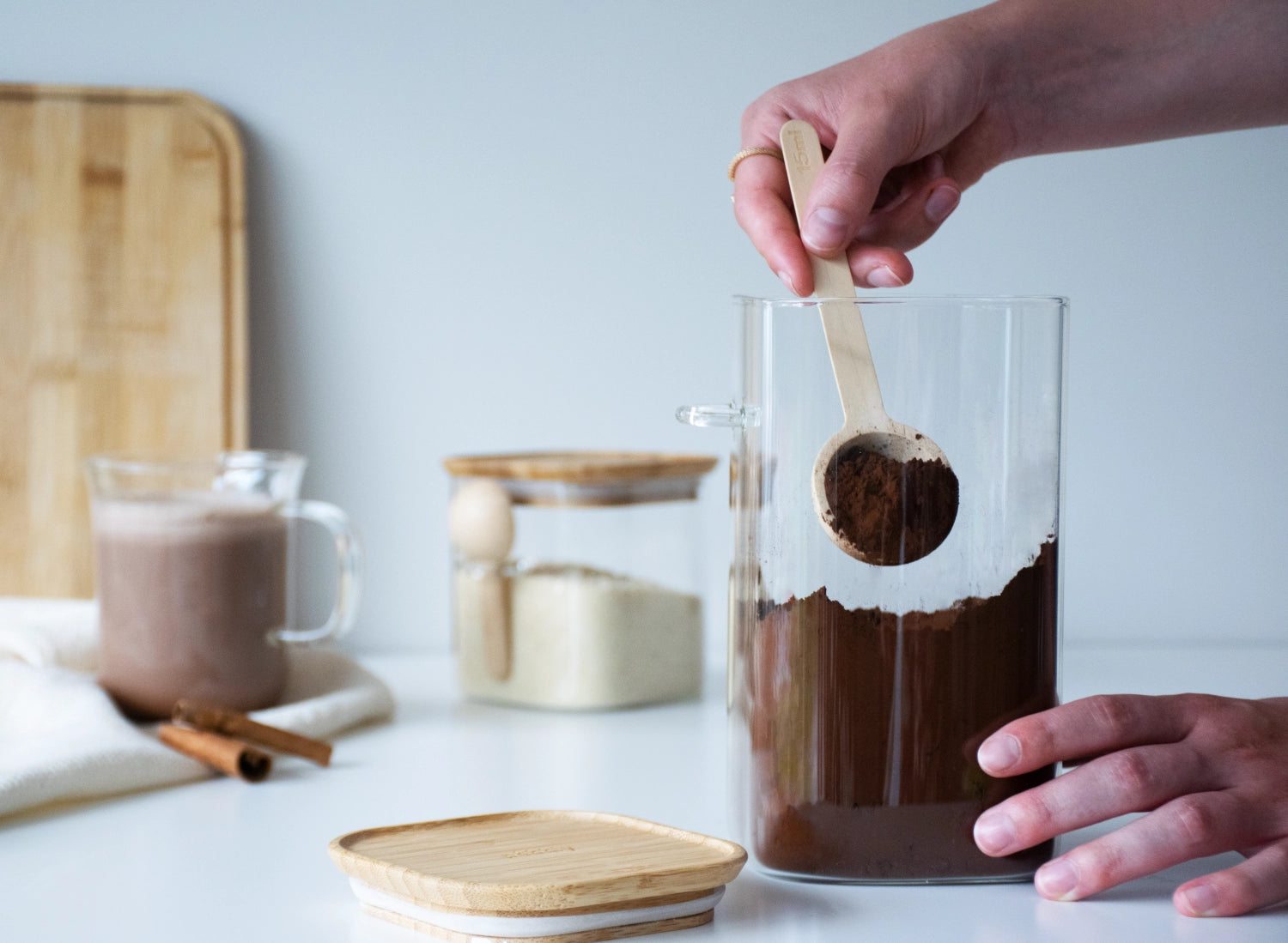 Pebbly Barattolo di conservazione con coperchio in bambù da 0,8 l e cucchiaio dosatore in bambù da 5 ml