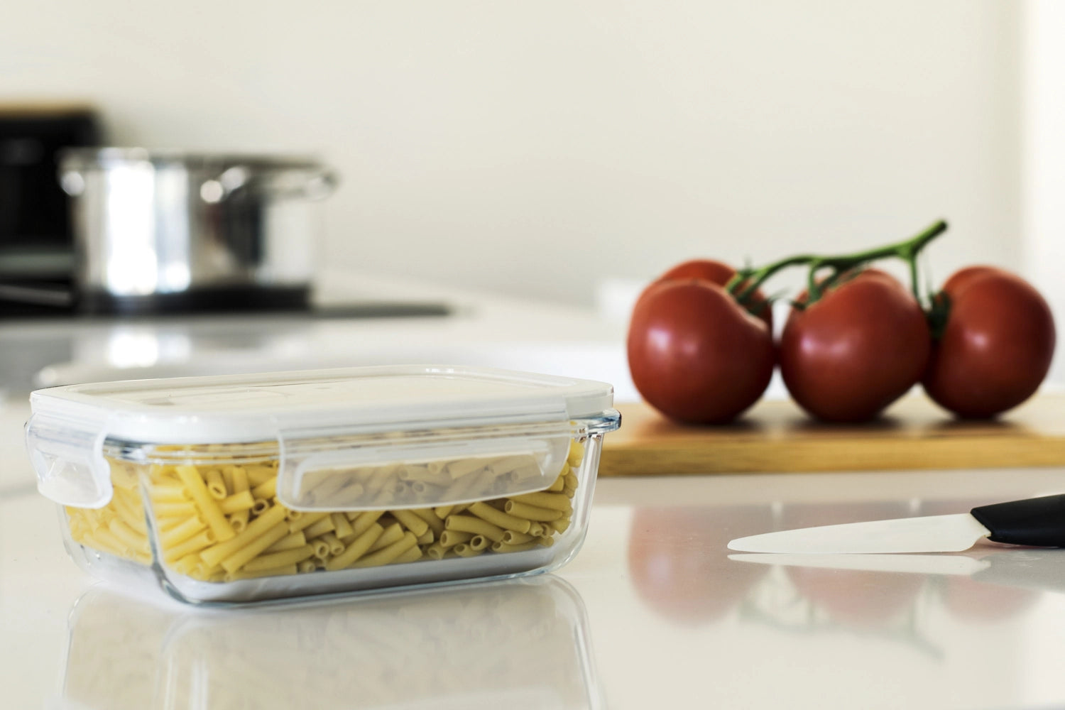 Die rechteckige Pebbly Glas Vorratsdose (65cl) mit Ventil sorgt für langanhaltende Frische Ihrer Lebensmittel. Hitzebeständig, umweltfreundlich und perfekt für jede Küche!