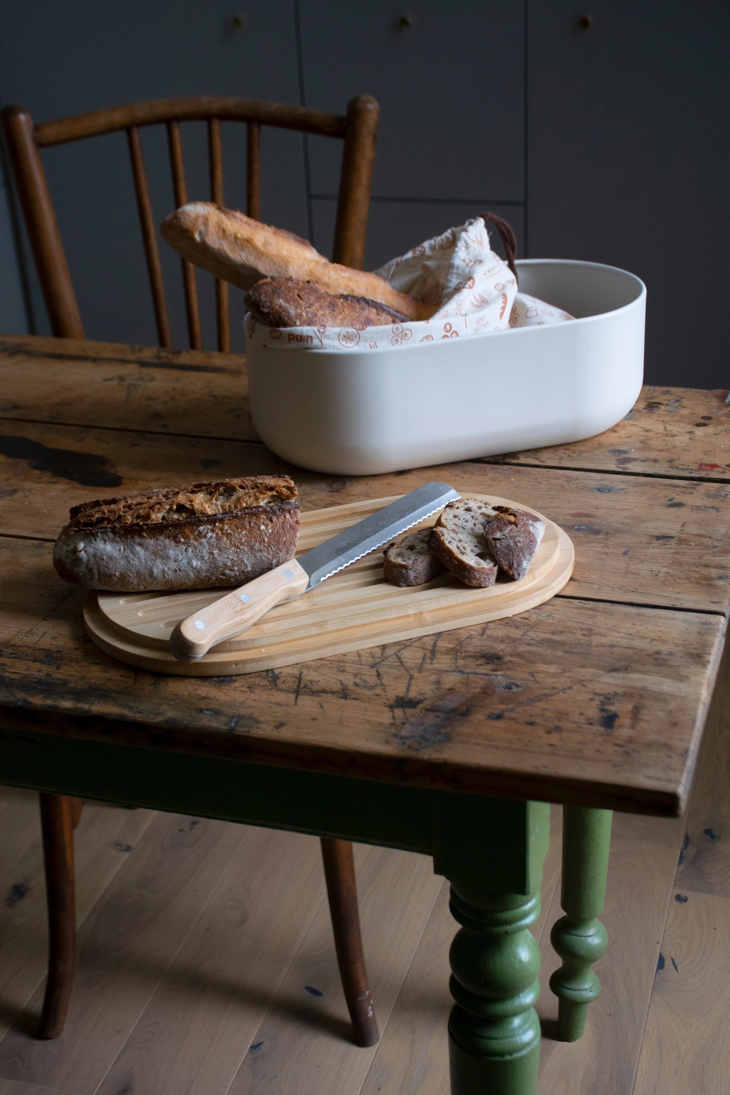 Pebbly Brotkasten m. Schneidebr., Messer, Brotbeutel, Cream