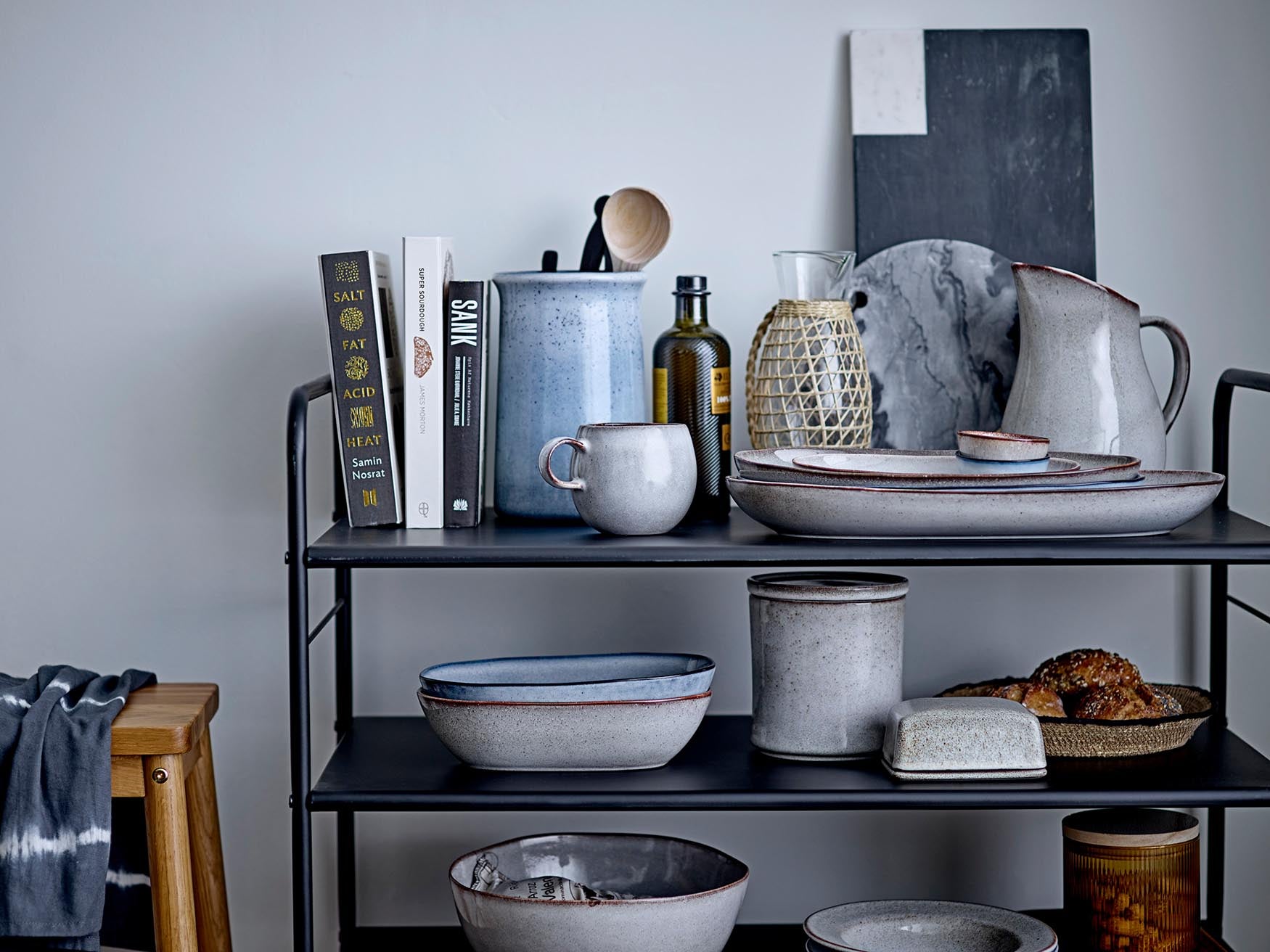 Der Sandrine Becher von Bloomingville aus Steingut besticht durch sein natürliches Design und ist perfekt für stilvolle Momente.