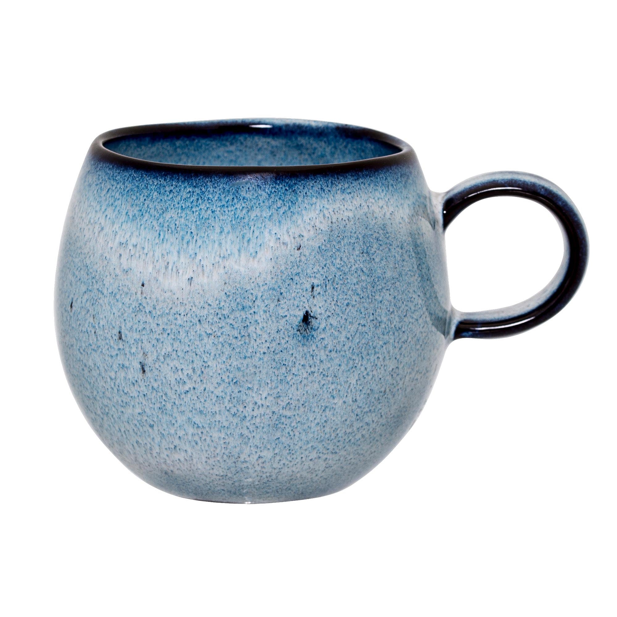 Entdecken Sie die handgefertigte Sandrine Tasse von Bloomingville aus blauem Steingut. Rustikaler Look, mikrowellen- und spülmaschinengeeignet.
