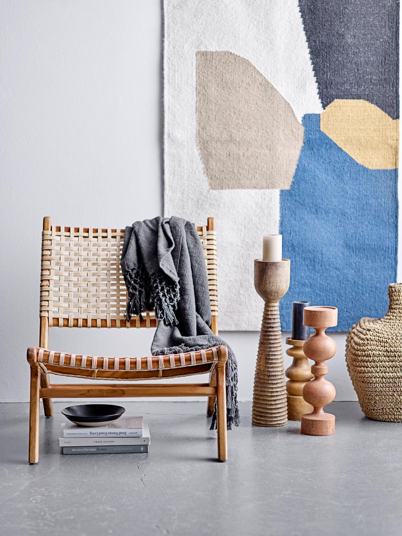 Elegante schwarze Anja Kerze aus Paraffin von Bloomingville, ideal für stilvolle Dekoration und gemütliche Atmosphäre.