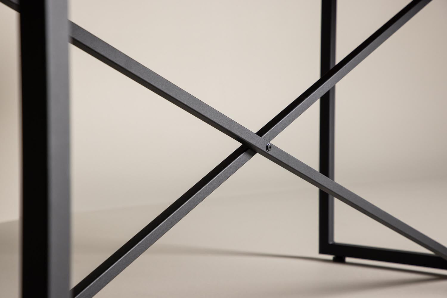 Entdecken Sie den Padang Tisch von Venture Home: Ein stilvoller Esstisch aus hochwertigem Teakholz, der Wärme und Eleganz in Ihr Zuhause bringt.