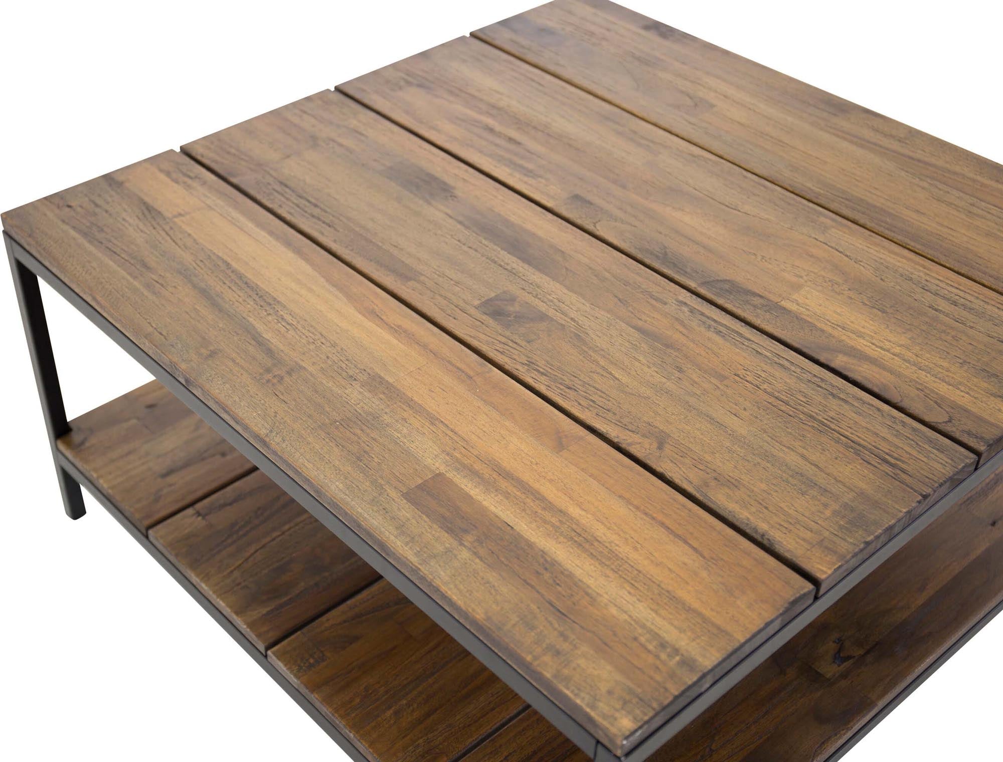 Eleganter Padang Tisch: Teakholz trifft auf robusten Stahlrahmen.