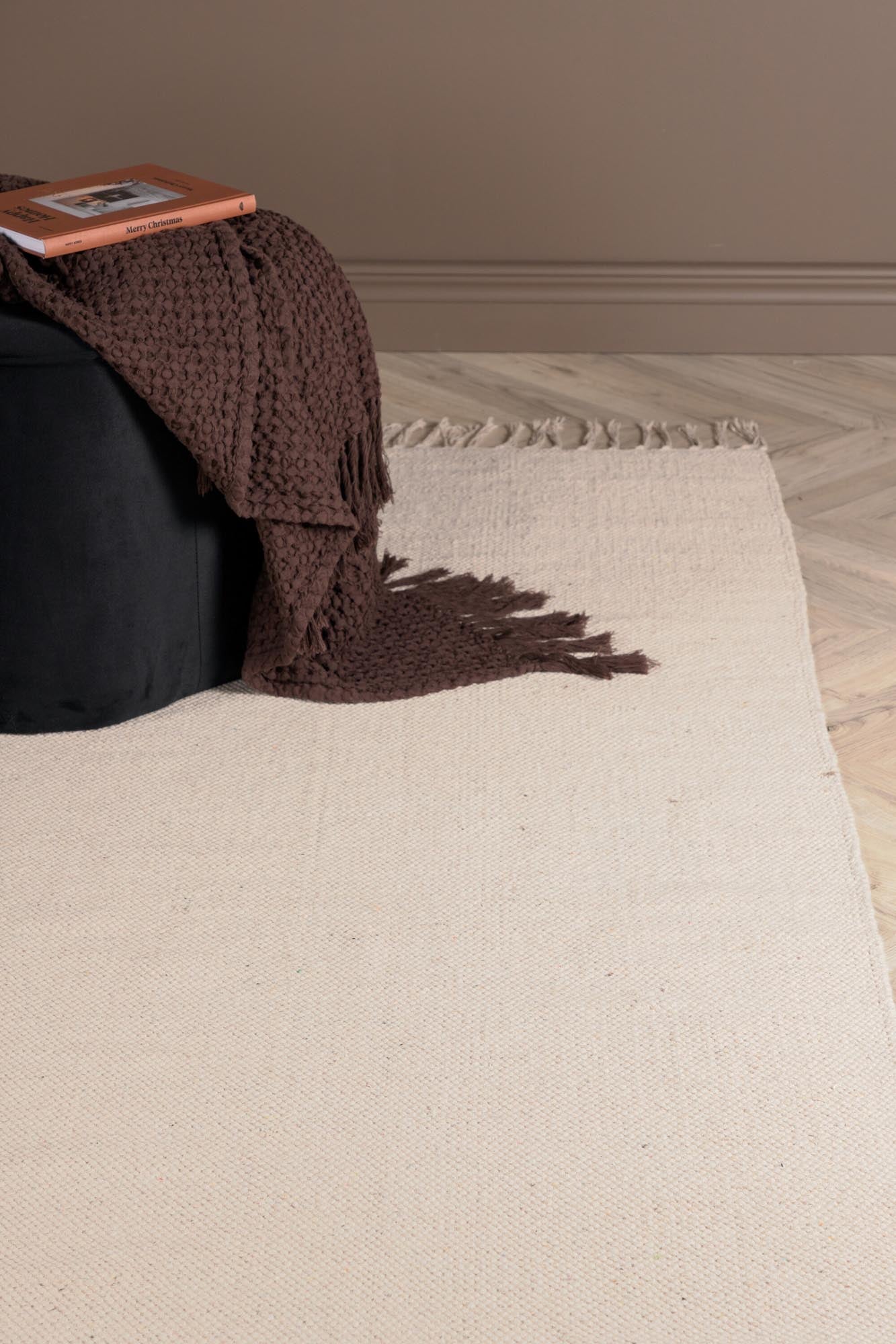 Entdecken Sie den eleganten Panipat Teppich von Venture Home in Champagnerton – stilvoll, langlebig und pflegeleicht für Ihr Zuhause.