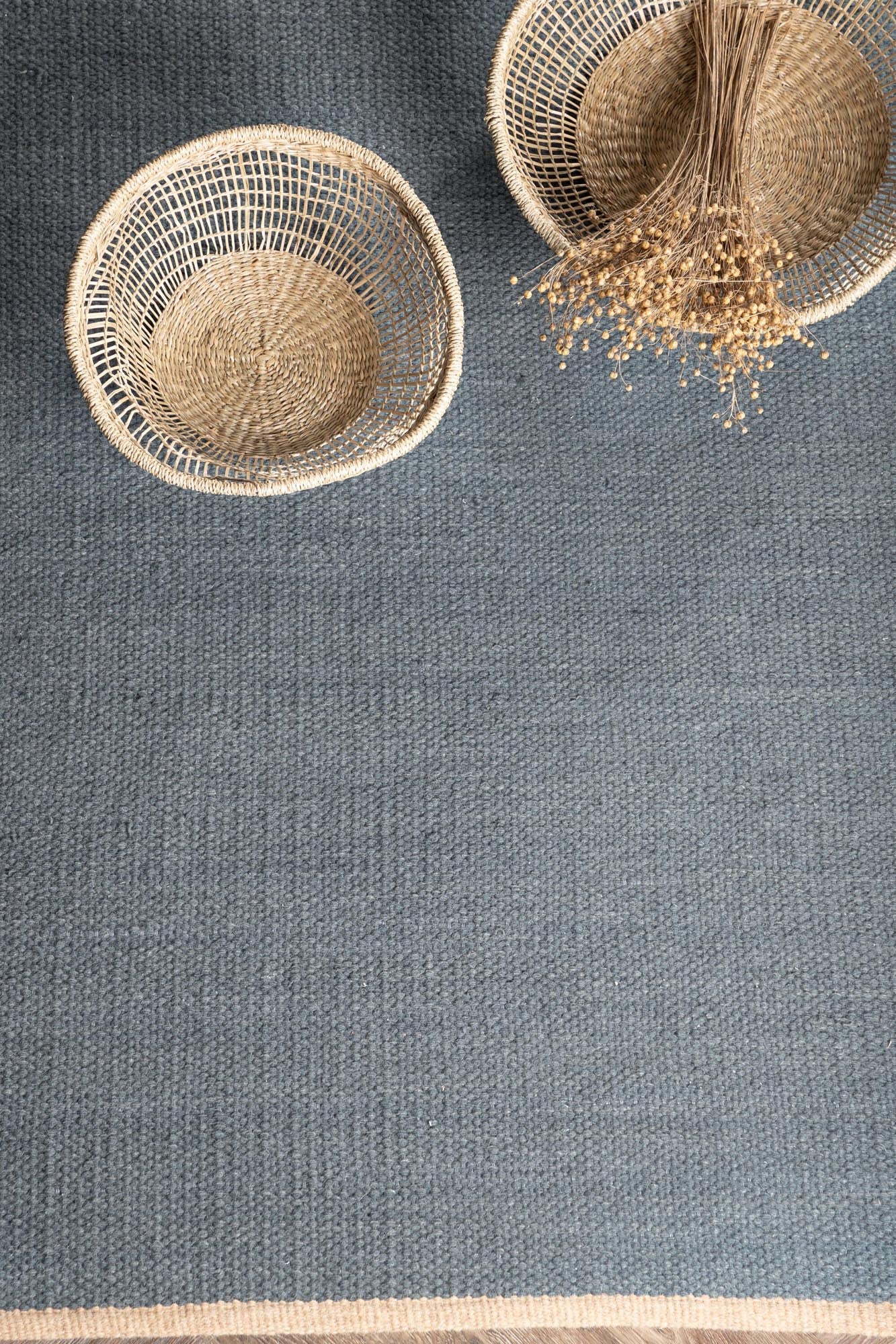 Jaipur Teppich in Blau präsentiert im Onlineshop von KAQTU Design AG. Teppich ist von Venture Home