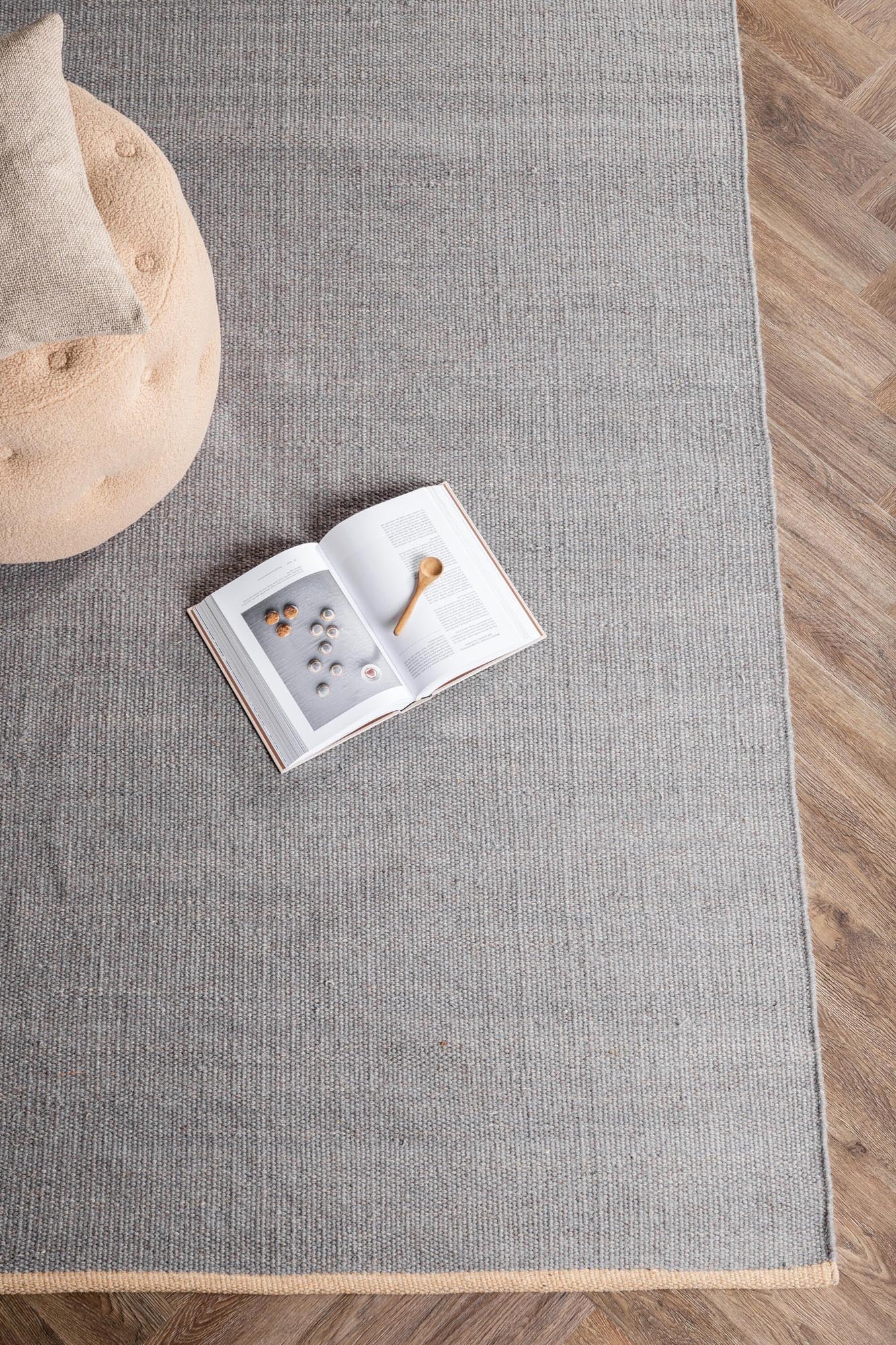 Jaipur Teppich in Hellgrau präsentiert im Onlineshop von KAQTU Design AG. Teppich ist von Venture Home