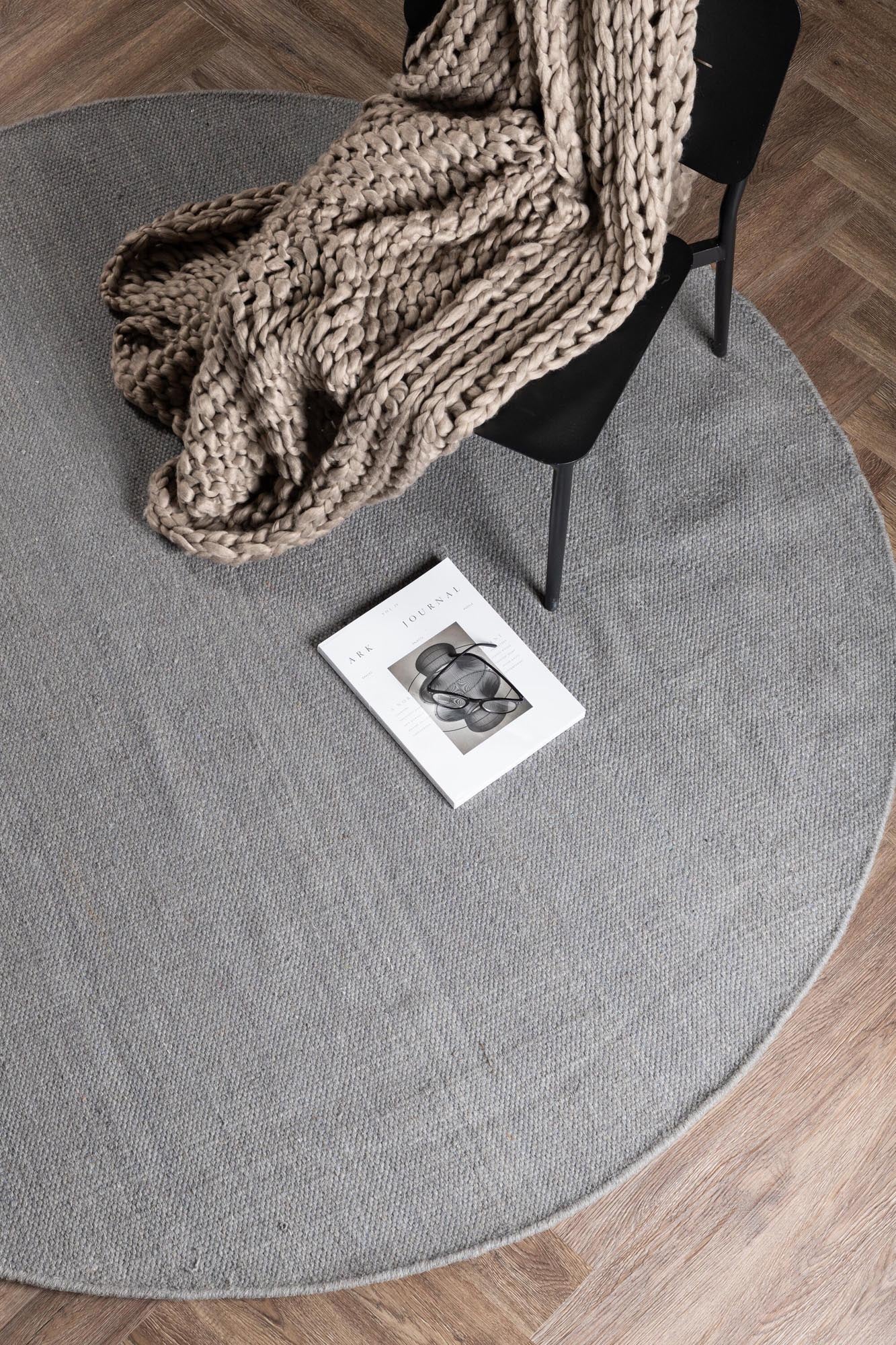 Jaipur Teppich in Hellgrau präsentiert im Onlineshop von KAQTU Design AG. Teppich ist von Venture Home