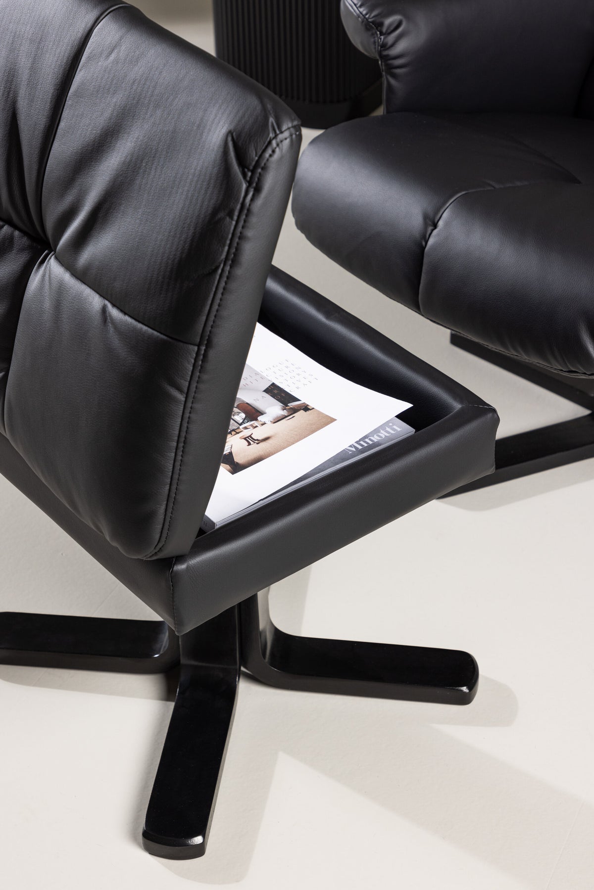 Sven Sessel in Schwarz präsentiert im Onlineshop von KAQTU Design AG. Sessel mit Armlehnen ist von Venture Home