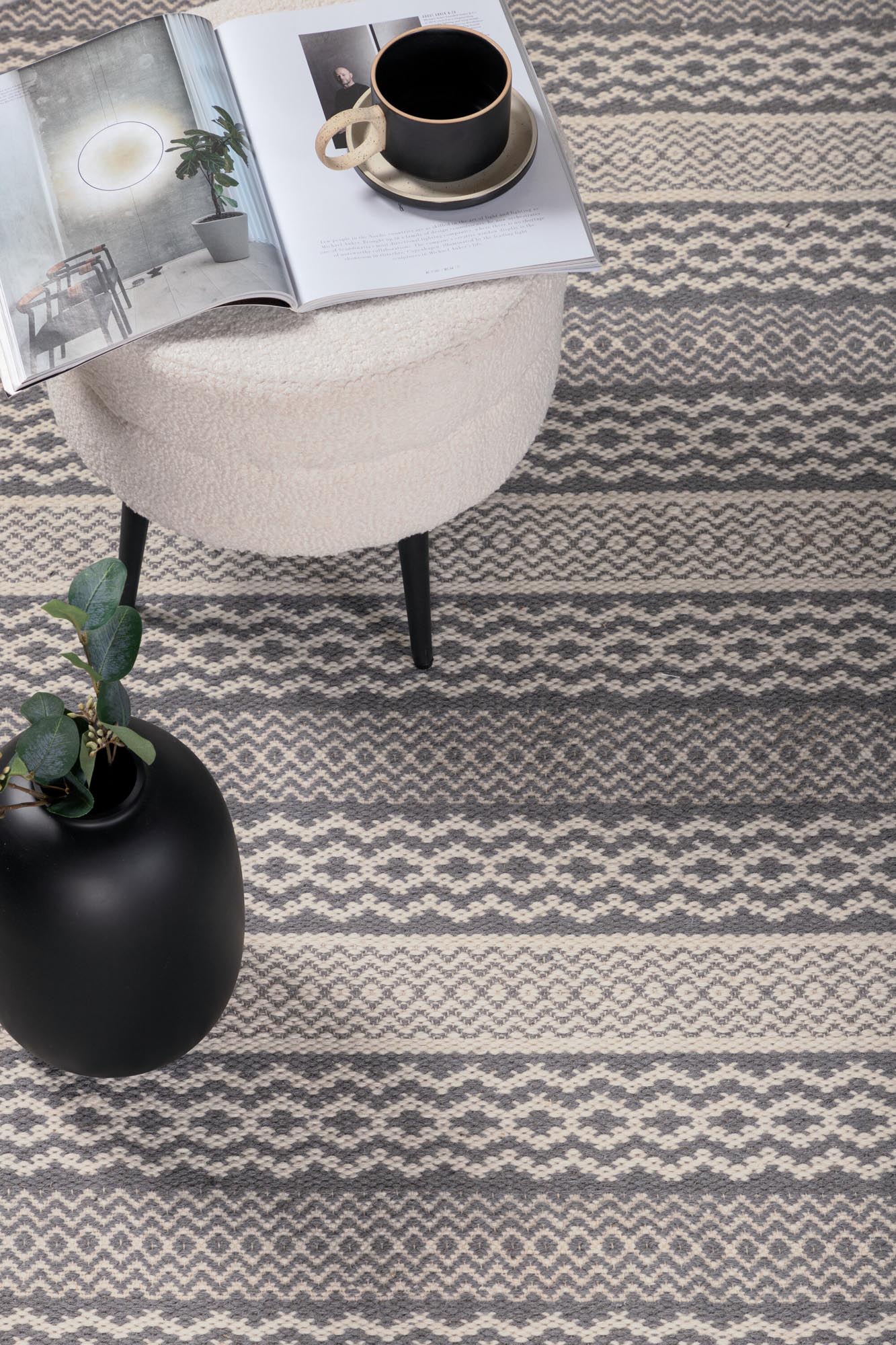 Sishu Teppich in Hellgrau präsentiert im Onlineshop von KAQTU Design AG. Teppich ist von Venture Home
