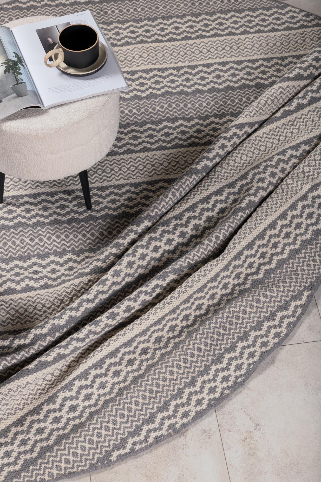 Sishu Teppich in Hellgrau präsentiert im Onlineshop von KAQTU Design AG. Teppich ist von Venture Home