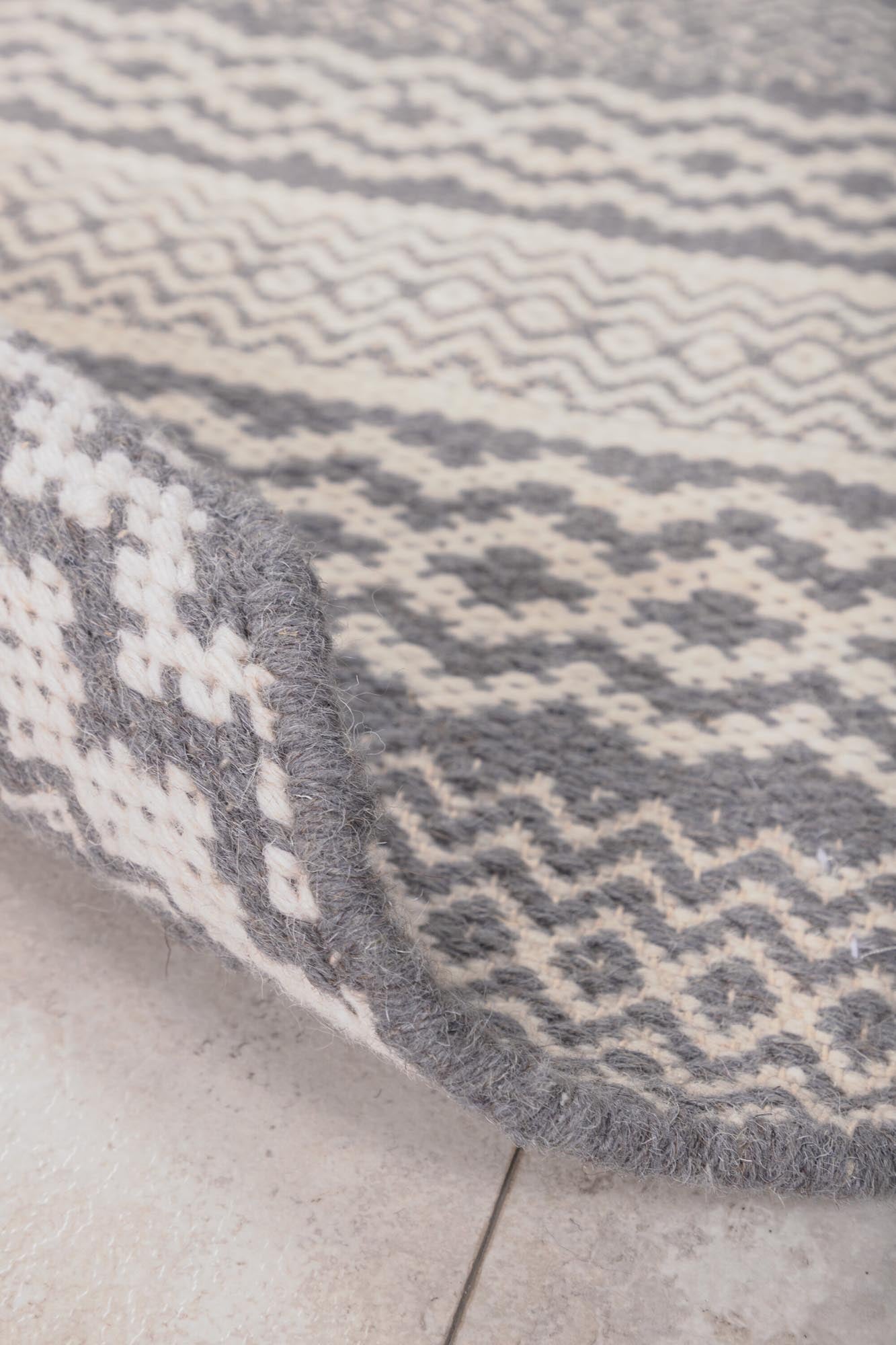 Sishu Teppich in Hellgrau präsentiert im Onlineshop von KAQTU Design AG. Teppich ist von Venture Home