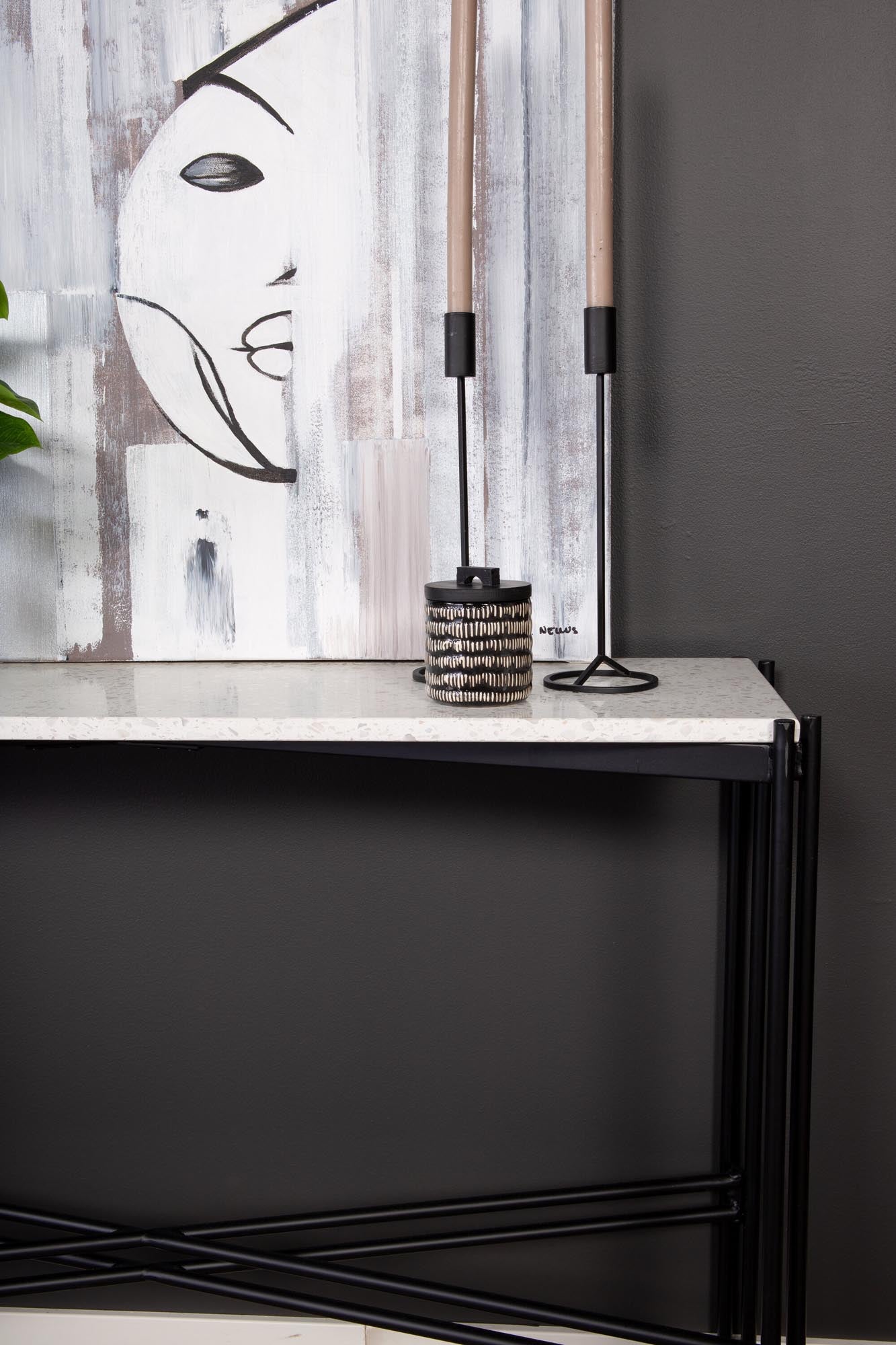 Moderner Razzia Beistelltisch von Venture Home: Weiße Terrazzo-Oberfläche, stabiles schwarzes Gestell, perfekt für stilvolle Akzente im Wohnraum.