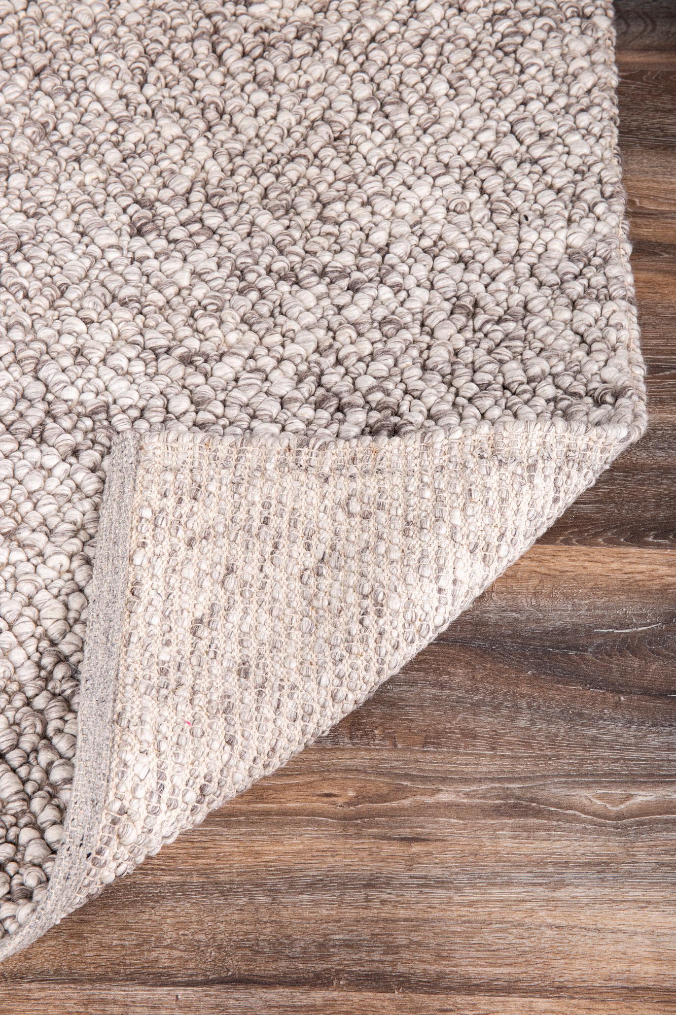 Jajru Teppich in Hellgrau präsentiert im Onlineshop von KAQTU Design AG. Teppich ist von Venture Home