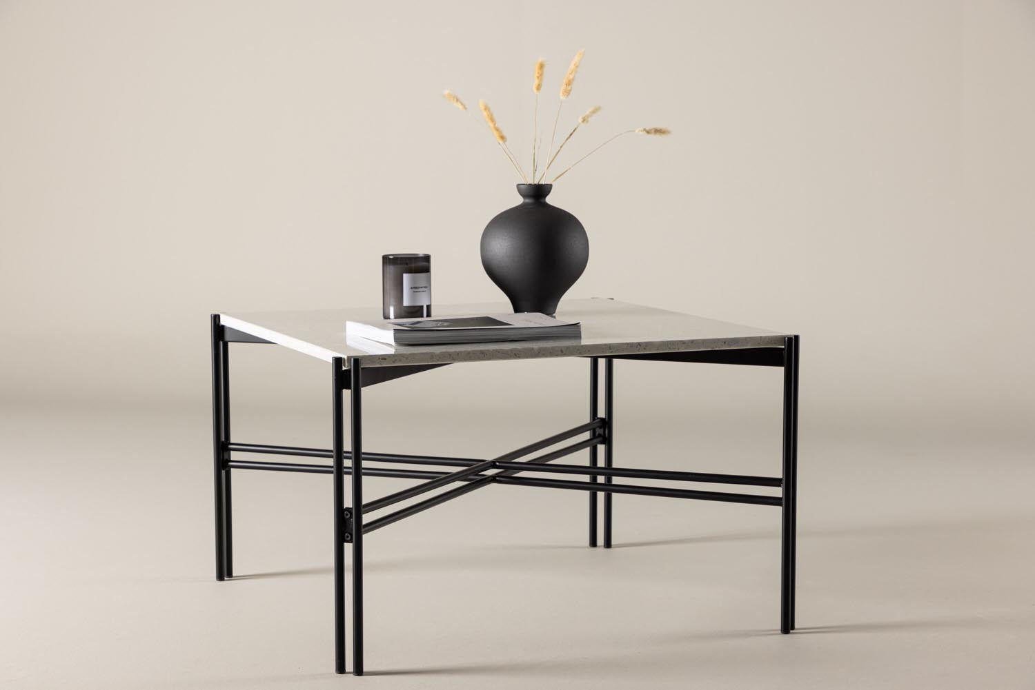 Erleben Sie den stilvollen Razzia Couchtisch von Venture Home, der mit seiner einzigartigen Terrazzo-Oberfläche und stabilen Stahlbasis jedes Zuhause bereichert.