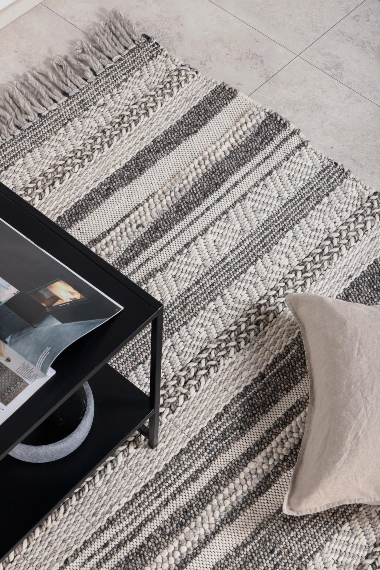Alwar Teppich in Dunkelgrau präsentiert im Onlineshop von KAQTU Design AG. Teppich ist von Venture Home