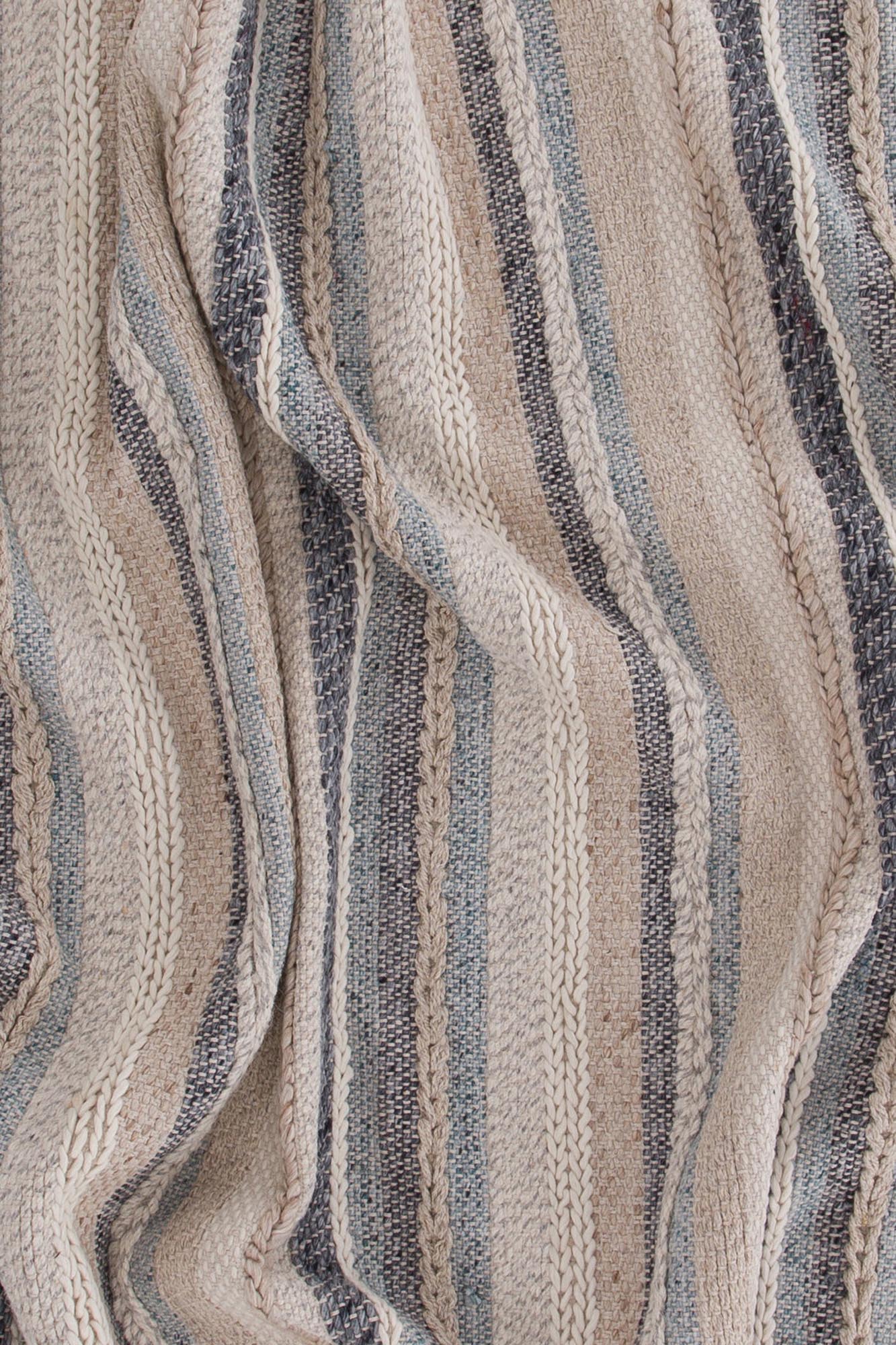 Entdecken Sie den Gudha Teppich von Venture Home: Ein einzigartiges, handgewebtes Kunstwerk aus hochwertiger Wolle, das Stil und Wärme in Ihr Zuhause bringt.