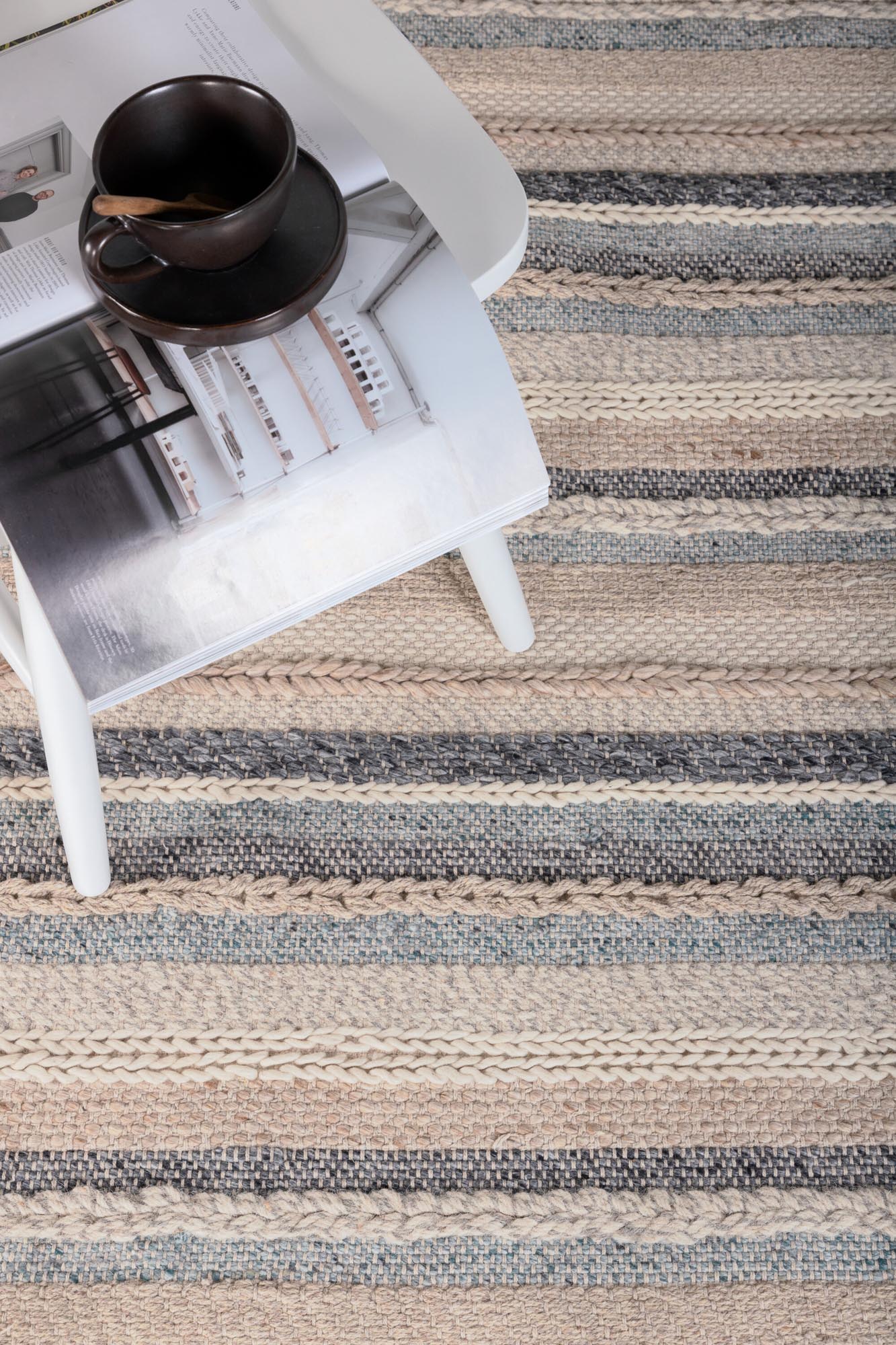 Entdecken Sie den Gudha Teppich von Venture Home – ein handgewebtes Kunstwerk aus hochwertiger Wolle, das Ihrem Raum Eleganz und Wärme verleiht.