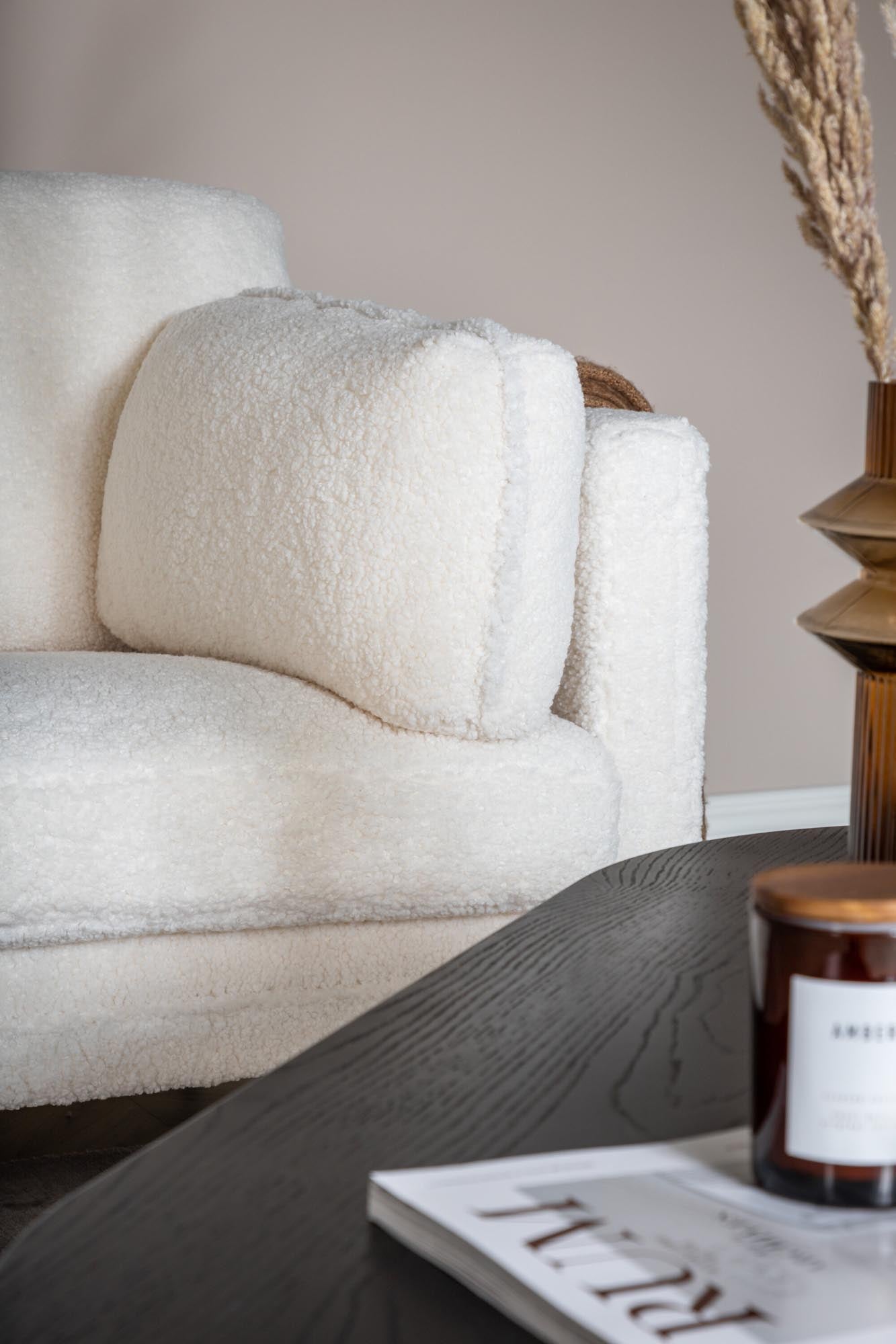 Boom Sofa in Weiss präsentiert im Onlineshop von KAQTU Design AG. 3er Sofa ist von Venture Home