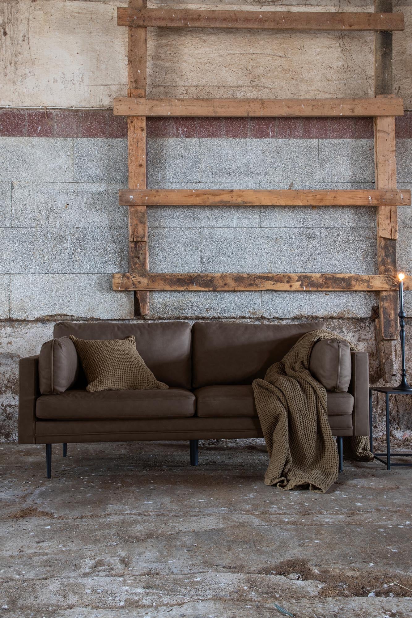 Boom Sofa in Braun/Schwarz präsentiert im Onlineshop von KAQTU Design AG. 3er Sofa ist von Venture Home