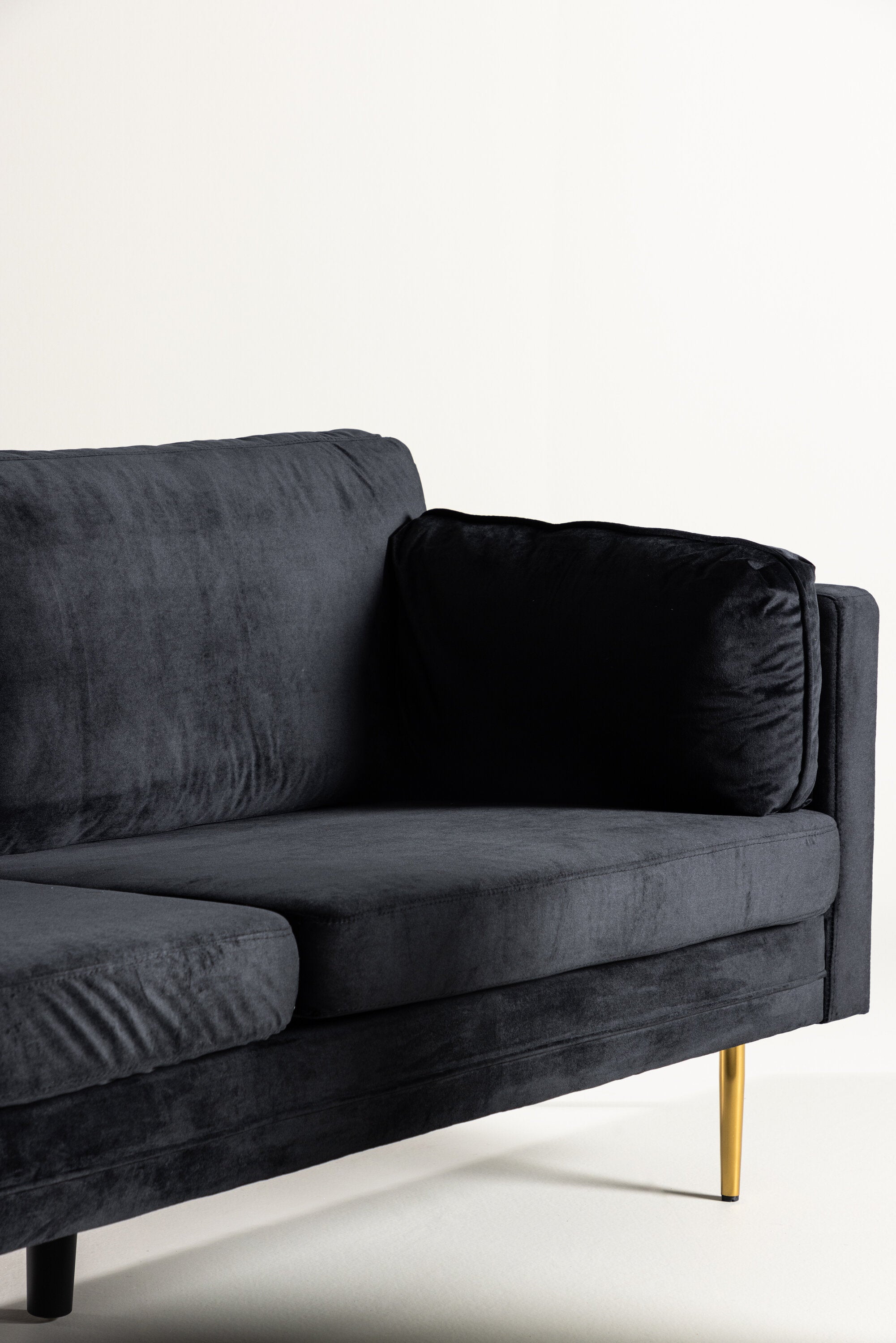Boom Sofa in Schwarz präsentiert im Onlineshop von KAQTU Design AG. 3er Sofa ist von Venture Home