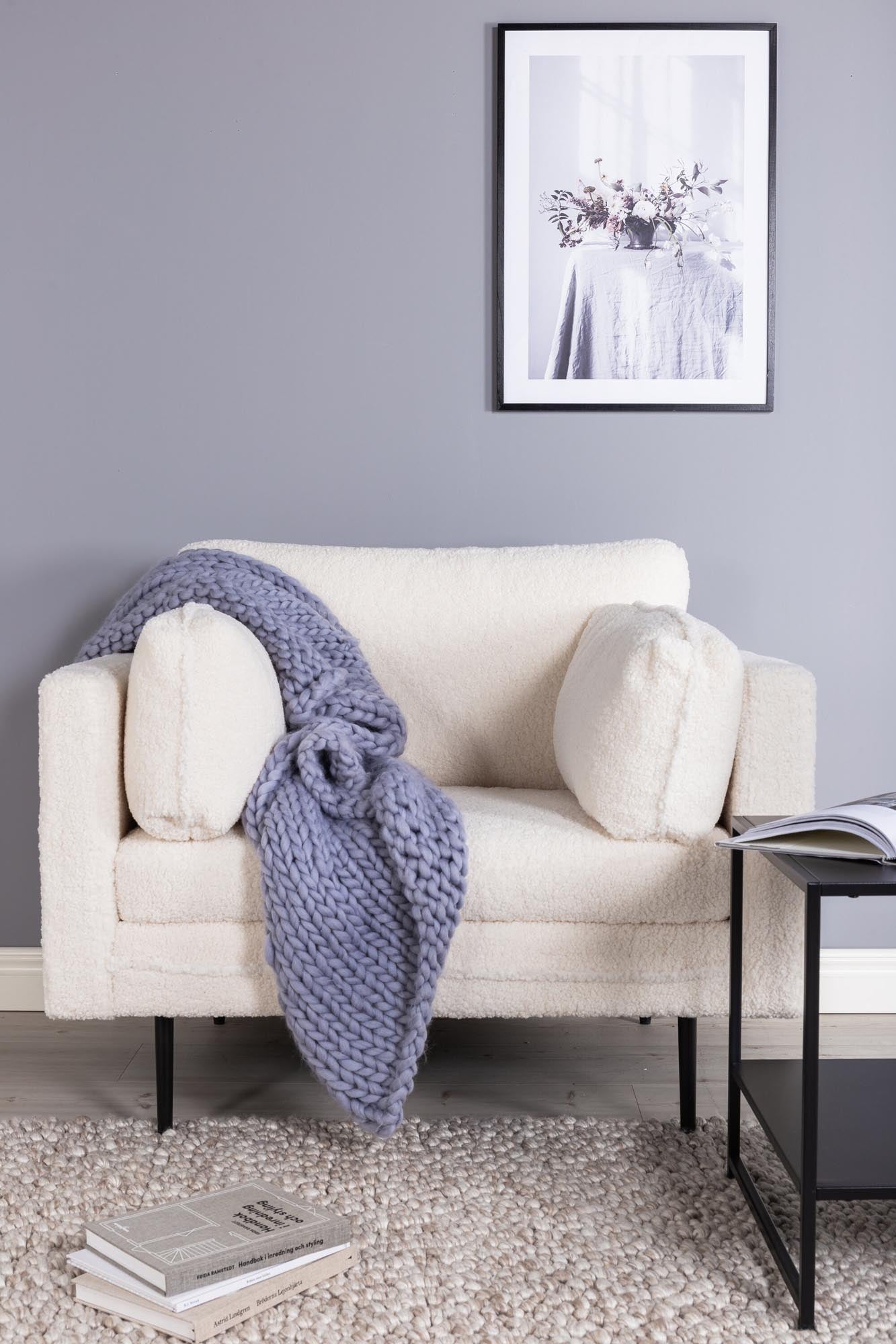 Erleben Sie den Boom Sessel von Venture Home: Ein stilvolles Möbelstück aus edlem Samt, das Komfort und Eleganz in jeden Raum bringt.