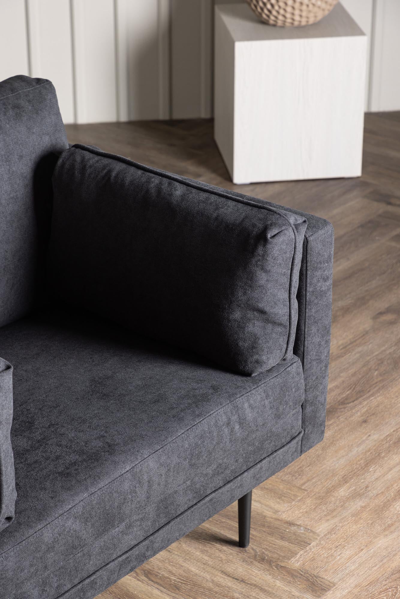 Entdecken Sie den Boom Sessel von Venture Home – ein stilvolles Möbelstück aus luxuriösem Samt, das Komfort und modernes Design vereint.