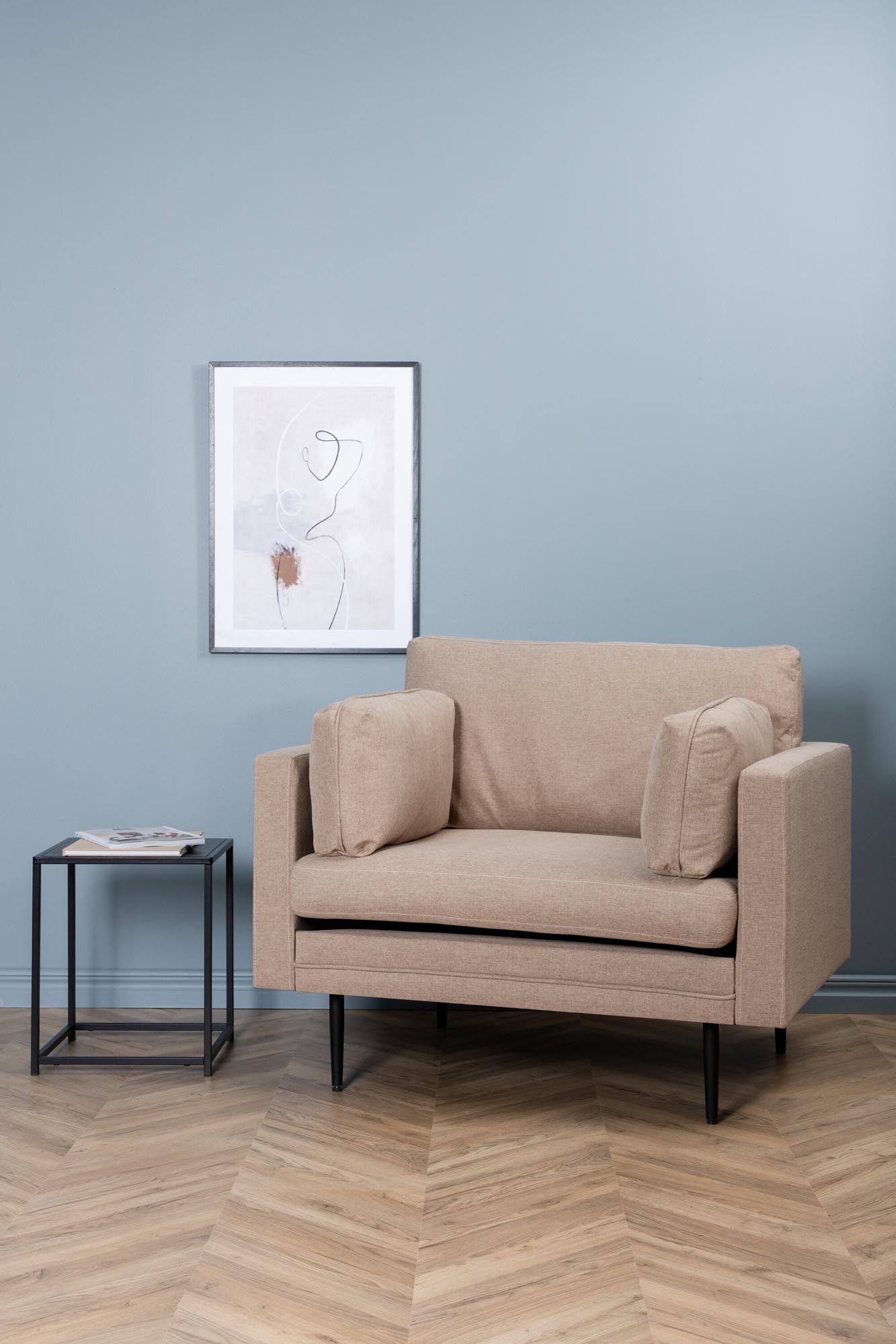 Erleben Sie den Boom Sessel von Venture Home: Ein eleganter Samtsessel, der mit seinem modernen Design und luxuriösen Komfort jeden Raum aufwertet.