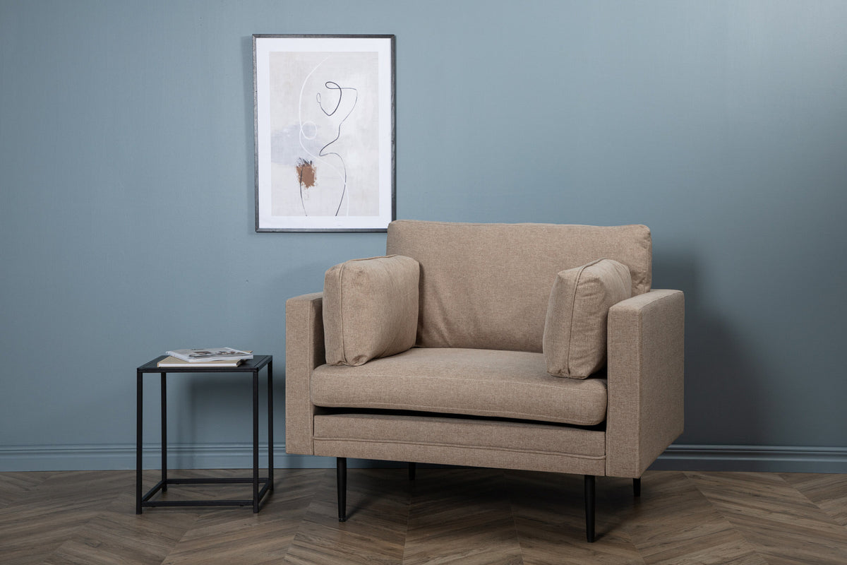 Boom Sessel in Braun präsentiert im Onlineshop von KAQTU Design AG. Sessel mit Armlehnen ist von Venture Home