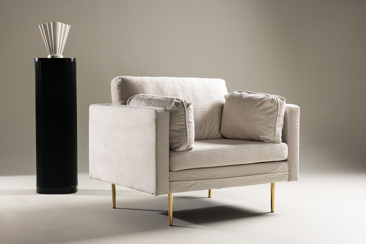 Entdecken Sie den Boom Sessel von Venture Home: Ein stilvoller Samtsessel, der mit seiner luftigen Optik und eleganten Form Ihr Zuhause bereichert.