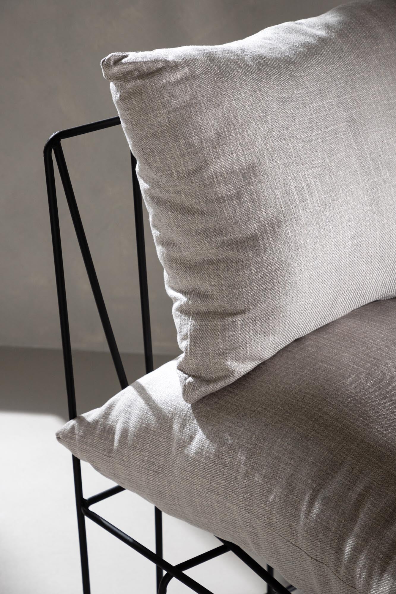 Entdecken Sie den Livonia Sessel von Venture Home: Ein stilvolles Möbelstück mit zeitloser Eleganz, robustem Stahlrahmen und komfortablen Leinenkissen.