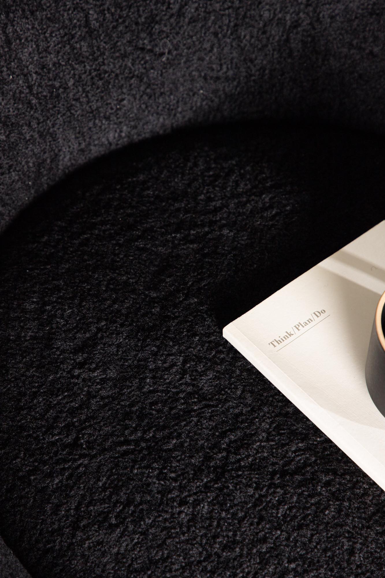 Eleganter Warren Sessel von Venture Home in sanftem Beigeton. Ideal für stilvolle Wohnräume und höchsten Sitzkomfort.